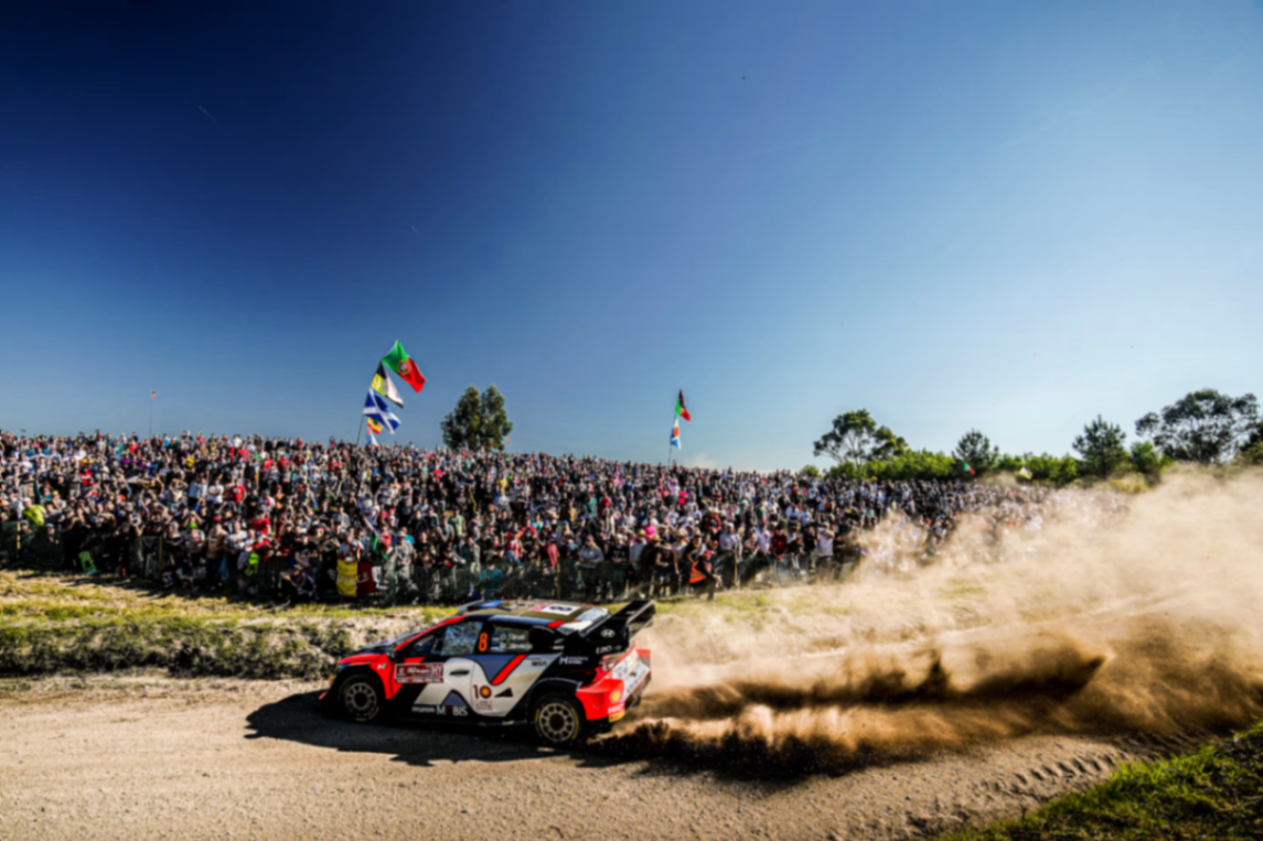 Hyundai i20 N de Ott Tänak em derrapagem diante de bancada repleta com bandeiras de Portugal e do País Basco