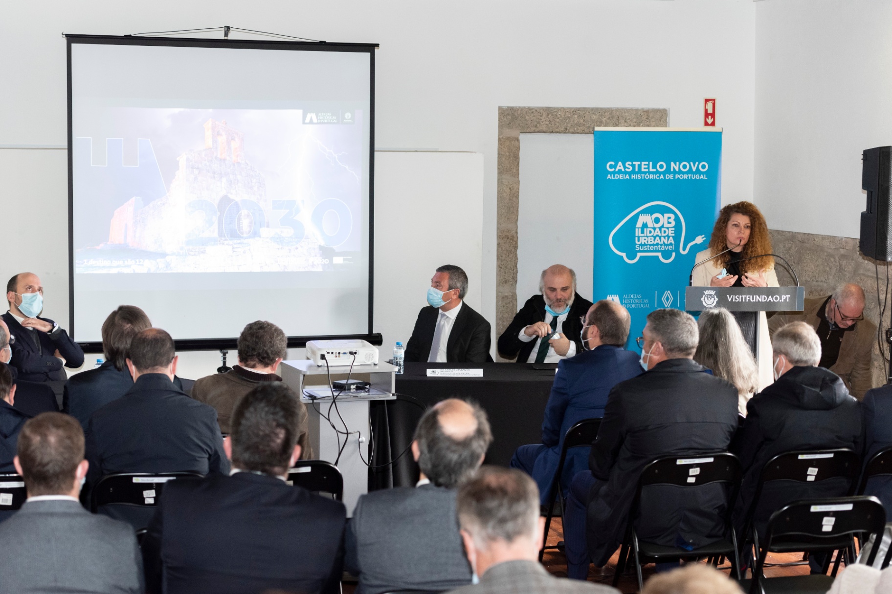 Sessão de apresentação do projecto em sala, com plateia e roll-up Castelo Novo Aldeia Histórica de Portugal