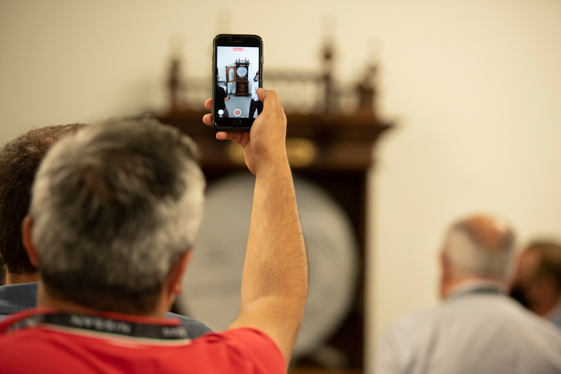 Jornalista a registar peça do Museu da Música Mecânica