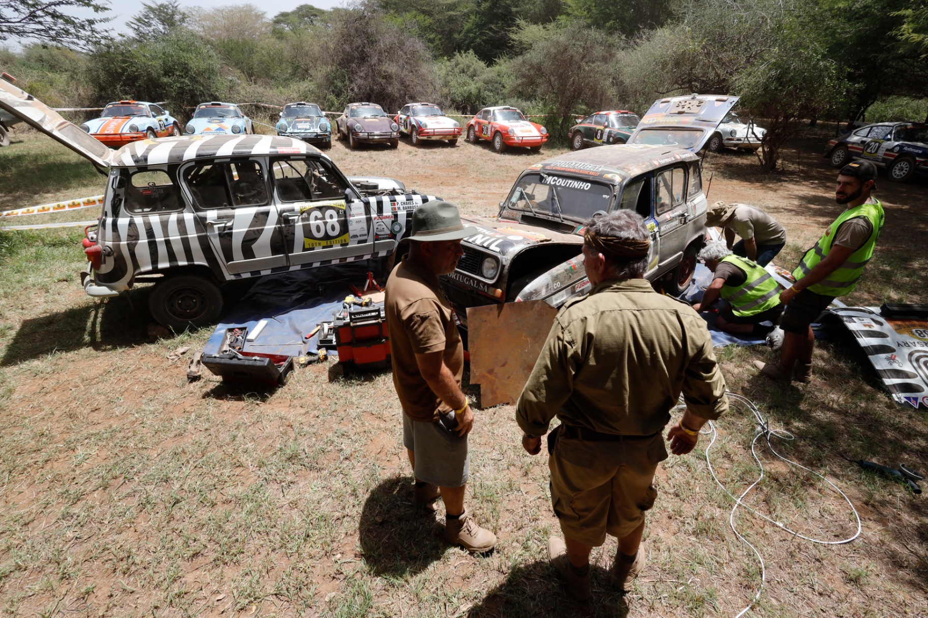 Equipa de assistência a trabalhar nas duas Renault 4L em parque fechado no Quénia