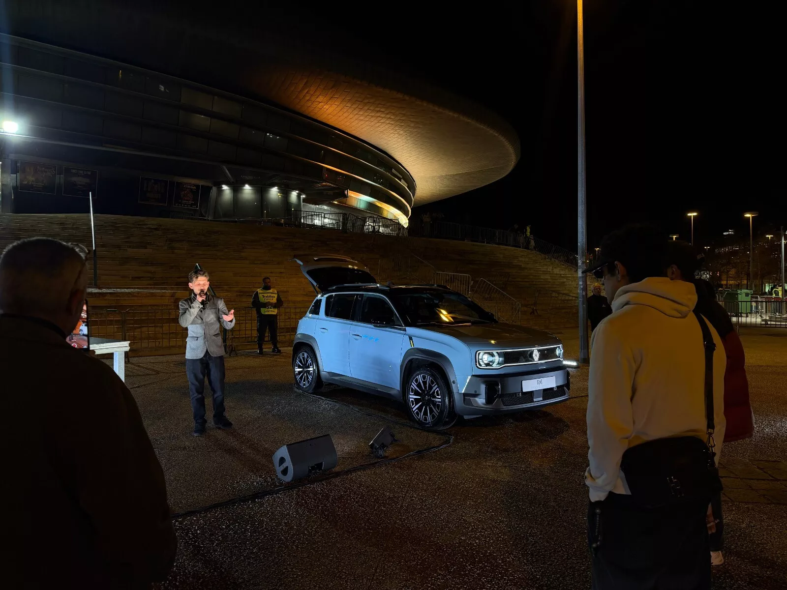 Renault 4 E-Tech elétrico “deu palco” a talentos no concerto de Sara Correia com a tecnologia V2L