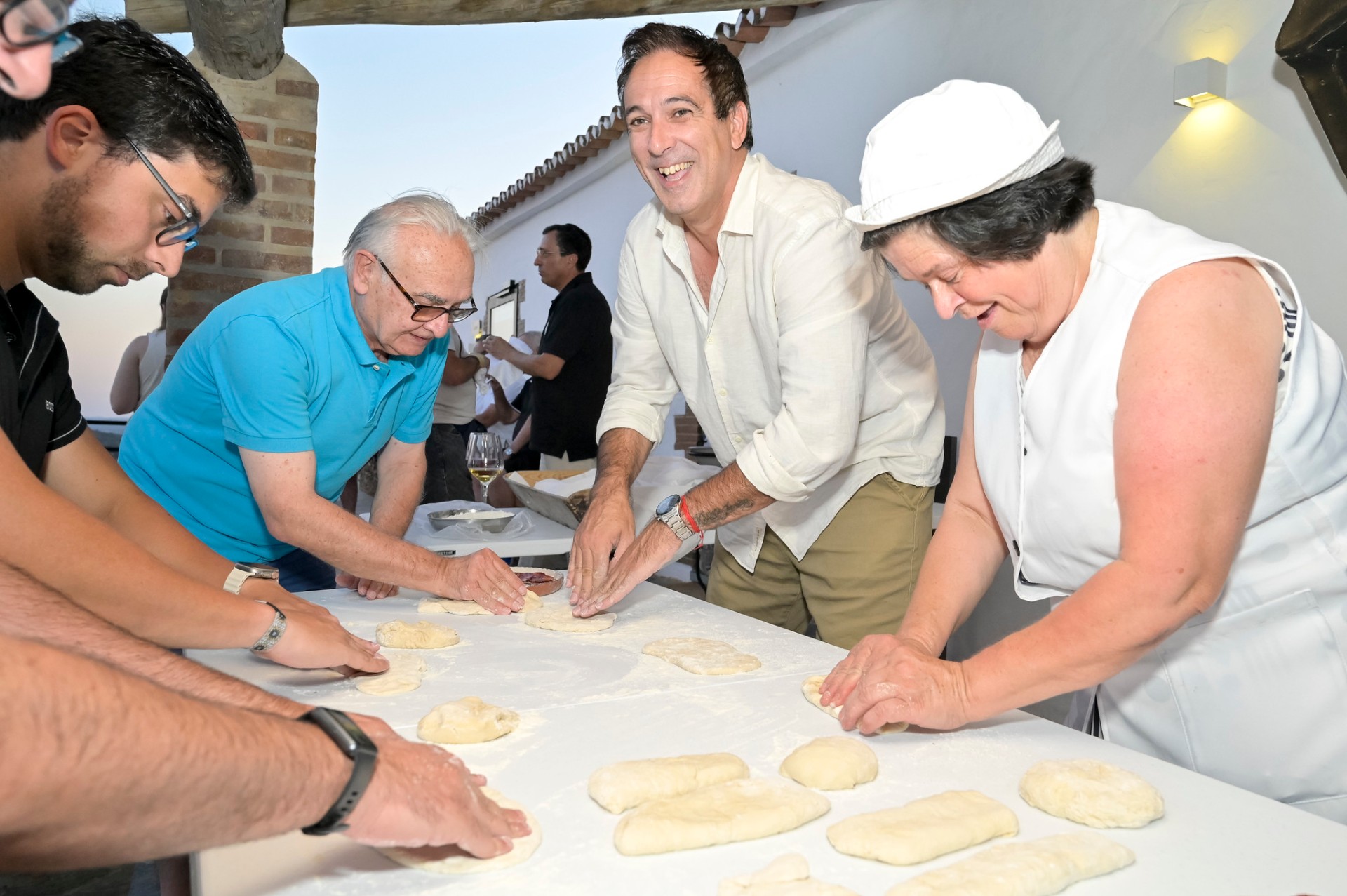 Convidados a amassar pão alentejano com padeira local em workshop