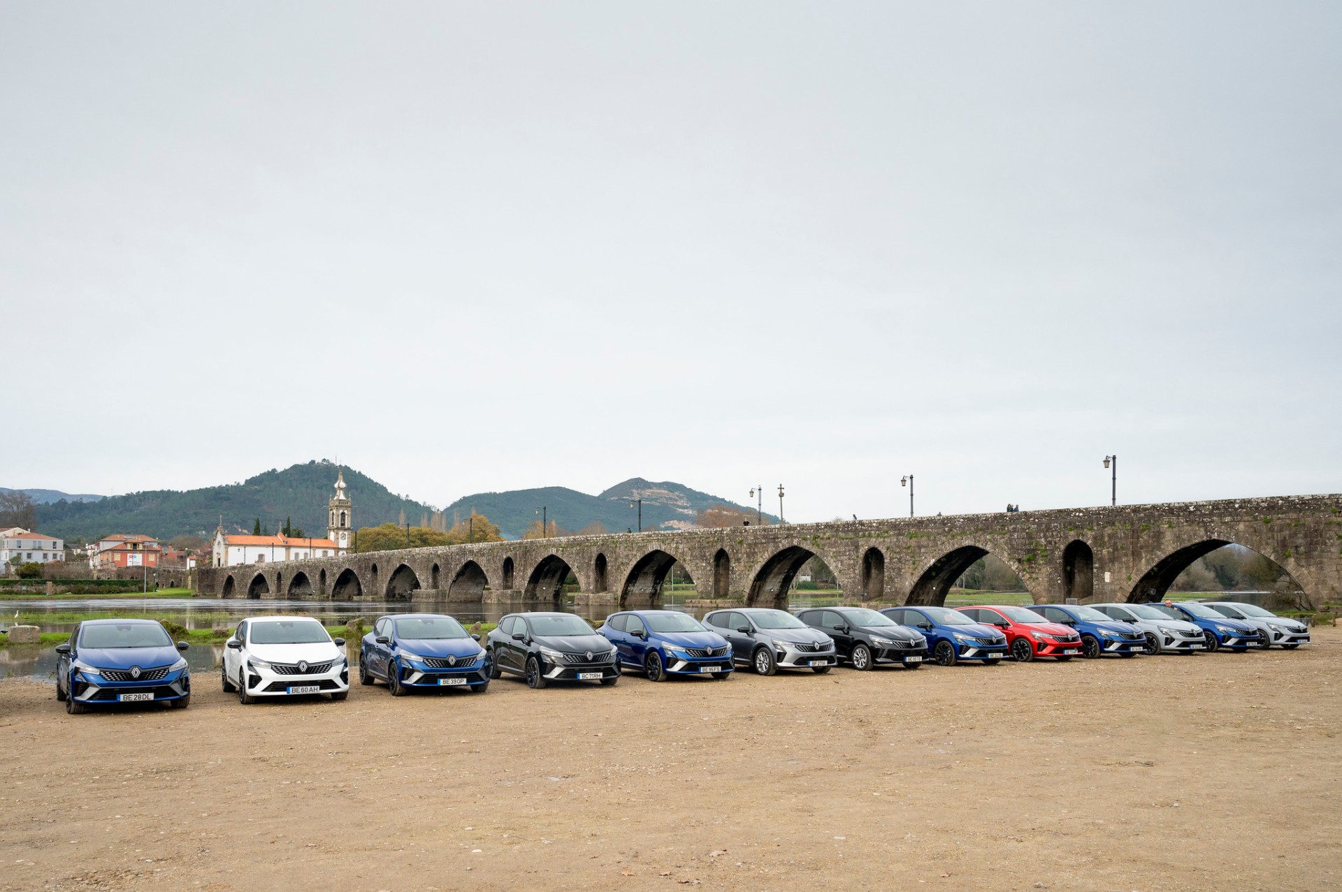 Frota Renault Clio alinhada junto à ponte medieval de Ponte de Lima