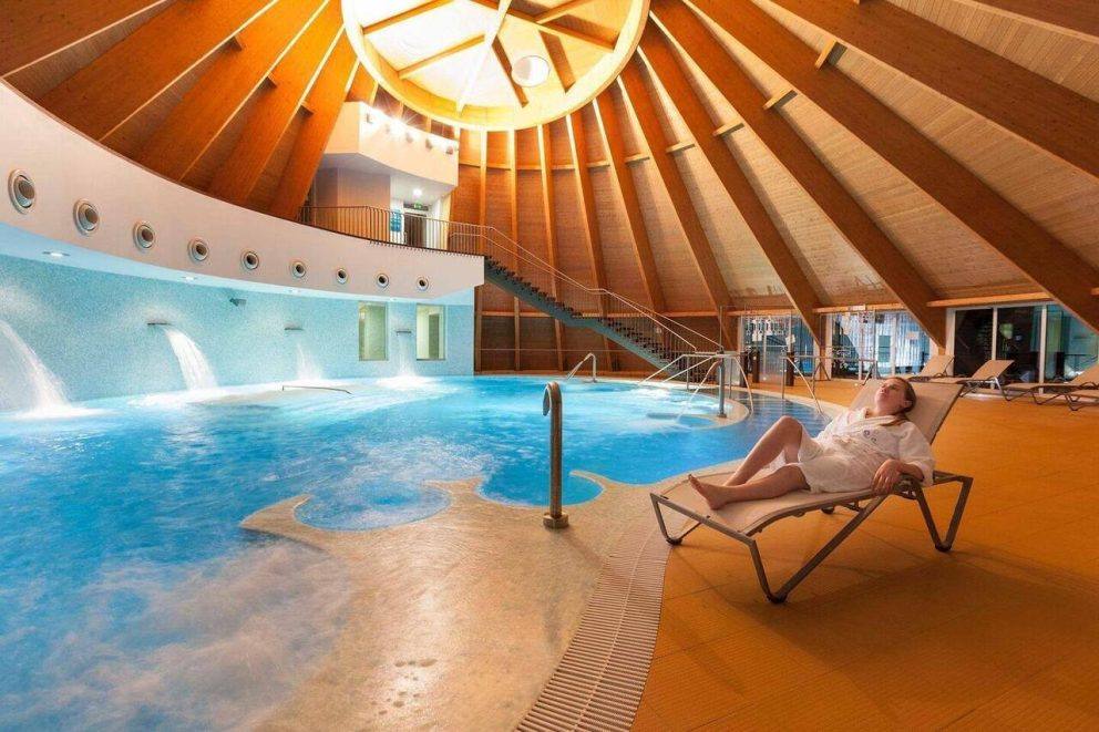 Piscina termal das Termas do Cró sob cúpula em madeira