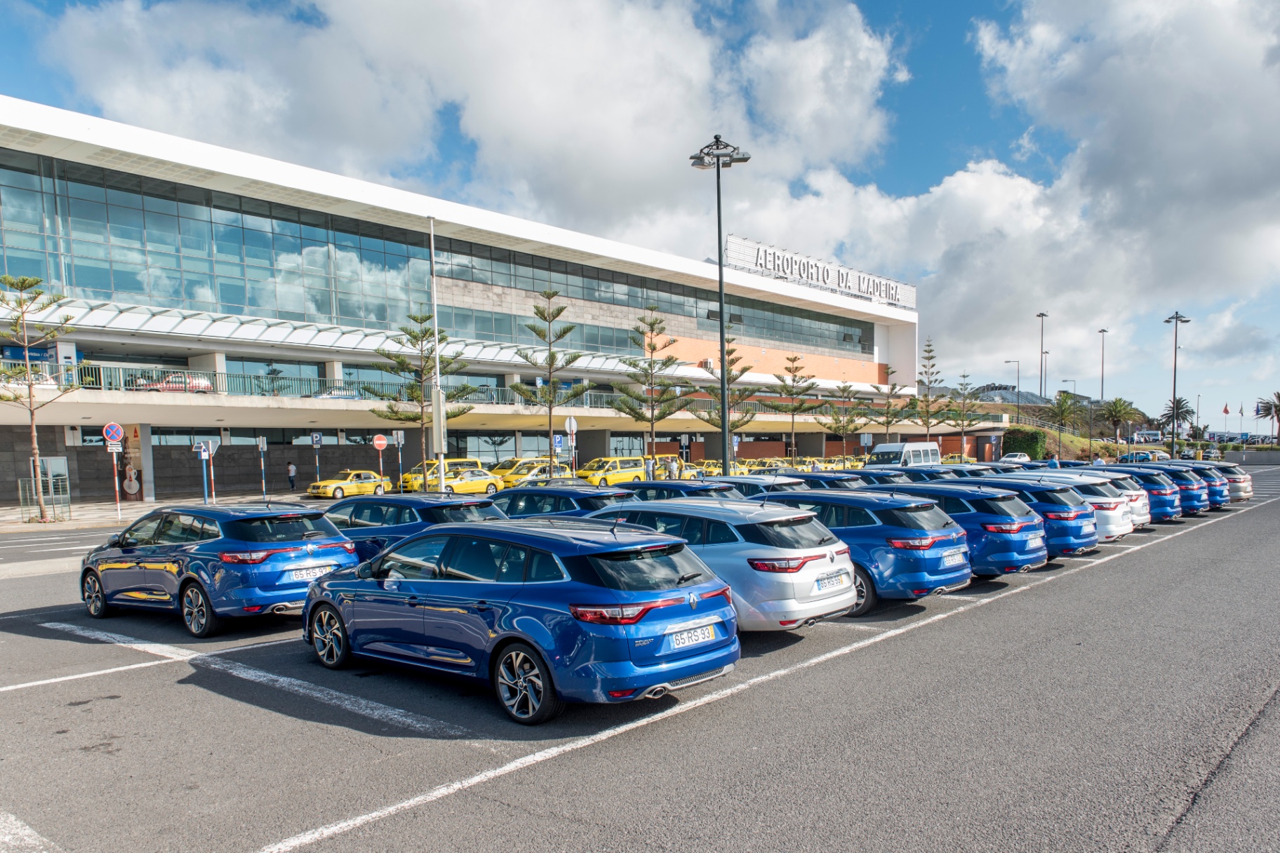 Frota de Renault Mégane estacionada no Aeroporto da Madeira