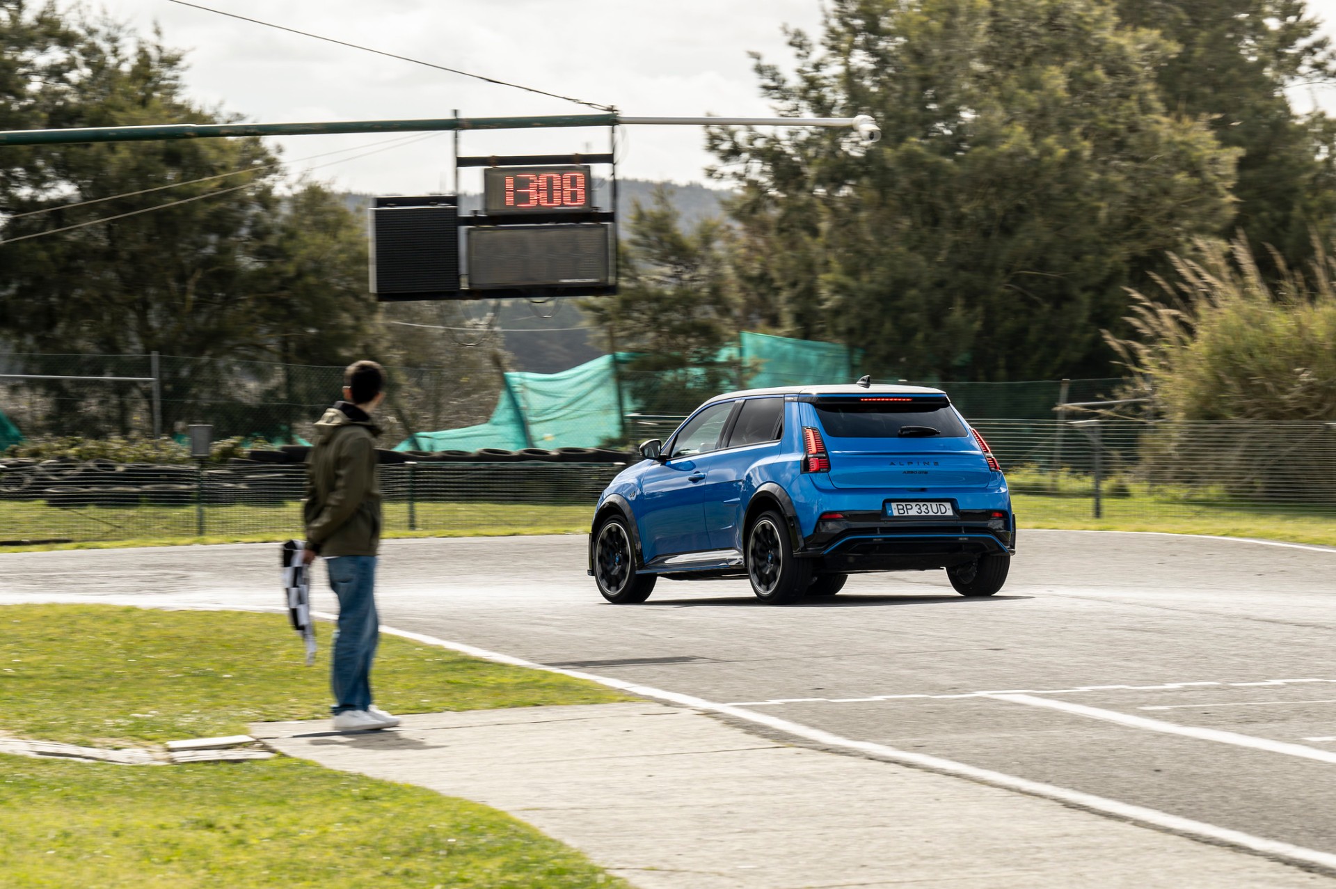 Alpine A290 azul a passar a meta do kartódromo do Bombarral com cronómetro a marcar 1:30:08