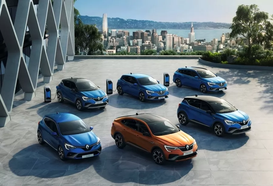 Gama Renault elétrica e híbrida — Clio, Captur, Arkana, Mégane — em terraço urbano com postos de carregamento e vista sobre uma cidade ao fundo