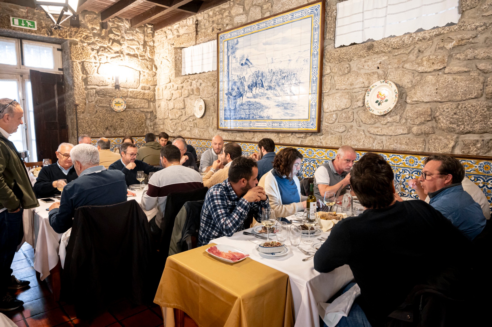 Almoço de jornalistas em restaurante minhoto com azulejos azuis e amarelos