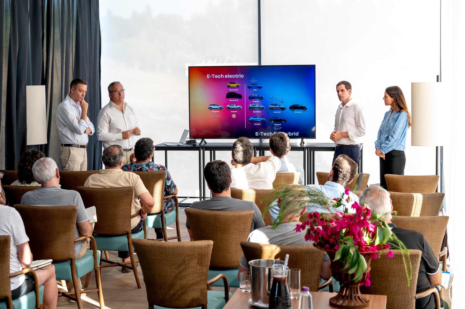 Equipa Renault apresenta a gama E-Tech à imprensa em sala com vista para o Alentejo