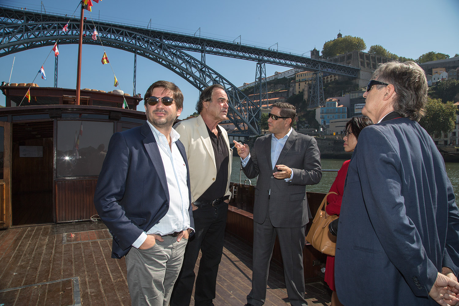 Oliver Stone num barco rabelo no rio Douro