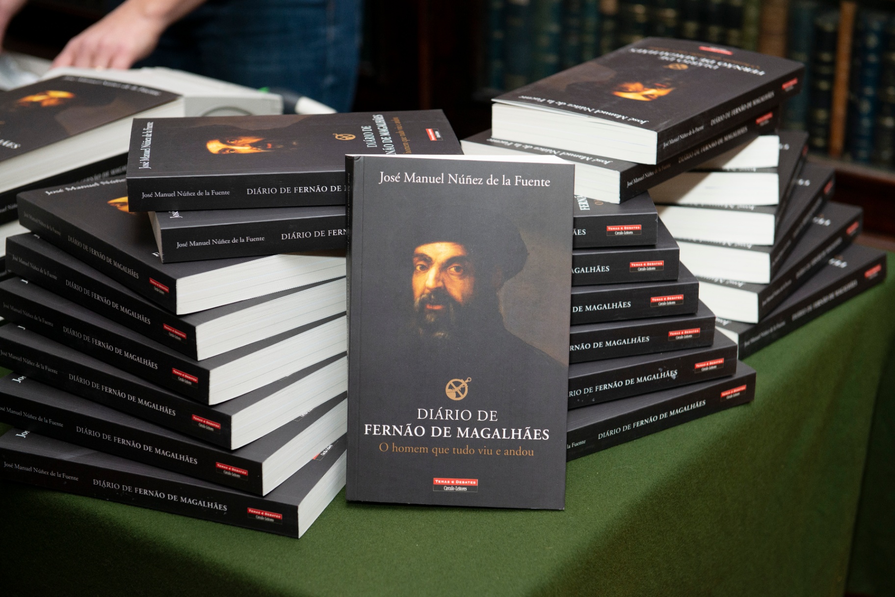 Edição «Diário de Fernão de Magalhães — O homem que tudo viu e andou», de José Manuel Núñez de la Fuente, no lançamento público.