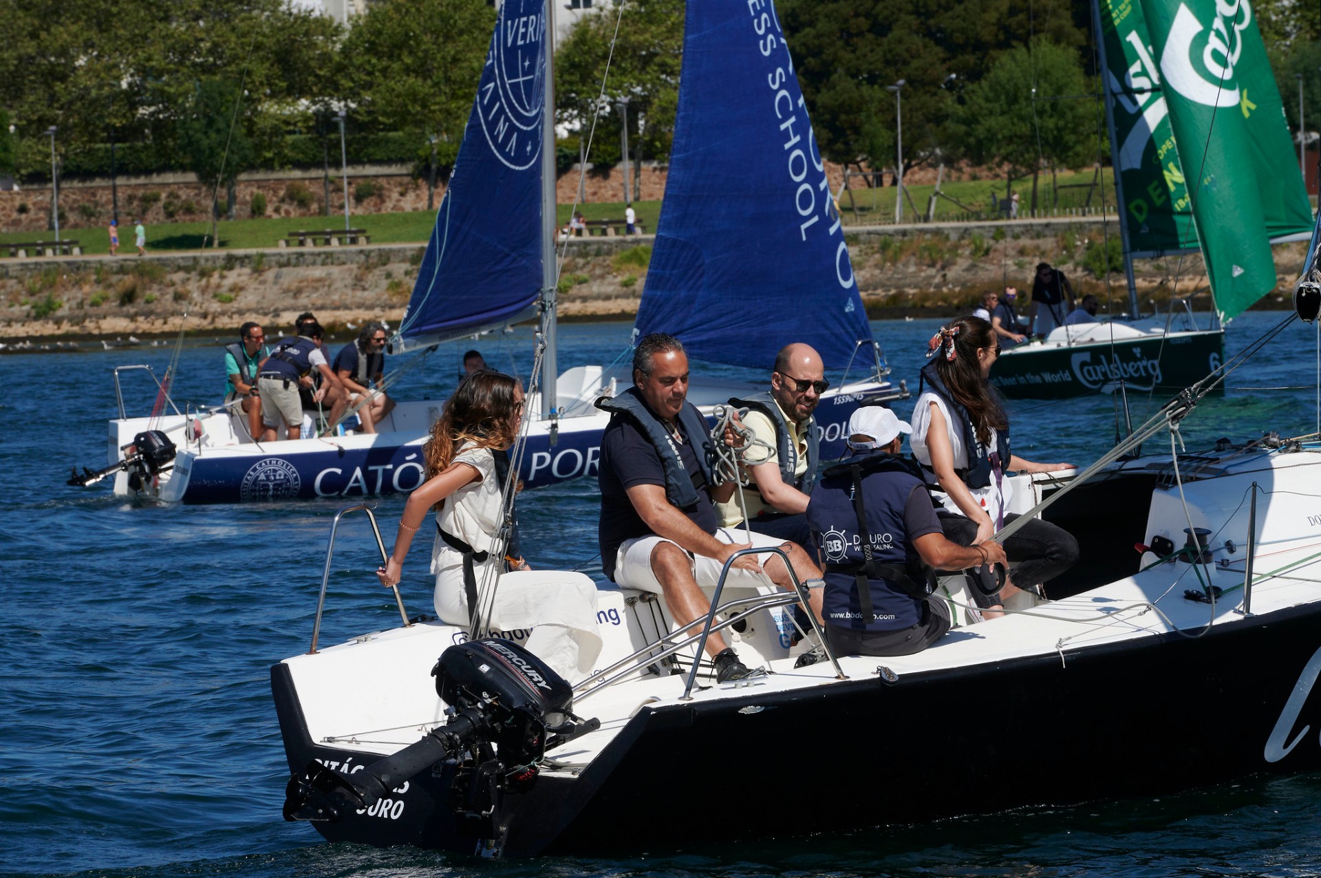 Veleiros com jornalistas na regata sobre o rio Douro