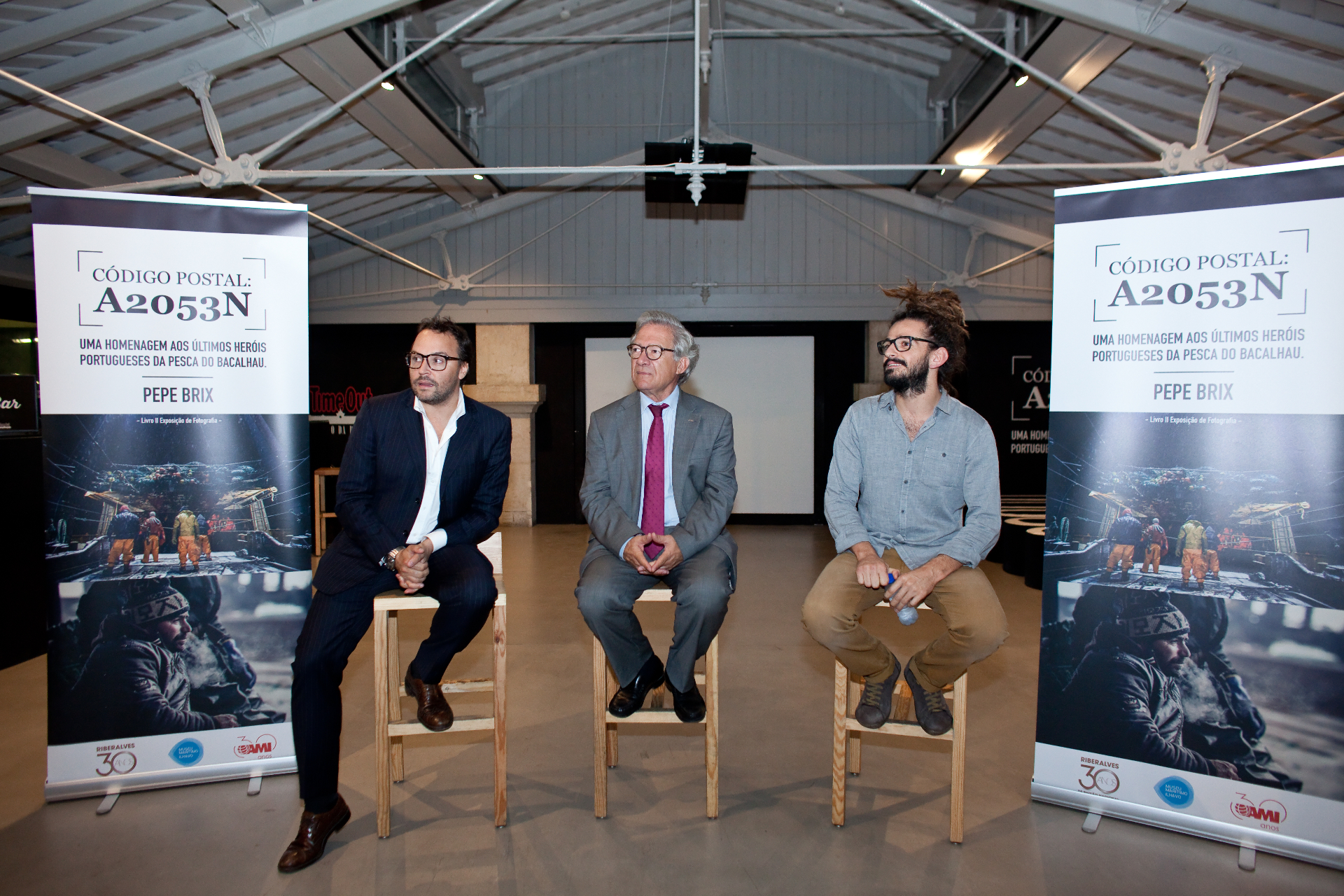 Apresentação pública do projeto com três oradores em palco