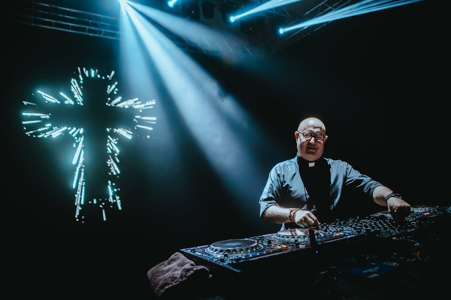 Padre Guilherme leva música eletrónica a Alfândega da Fé no primeiro encontro nacional dedicado à missão digital