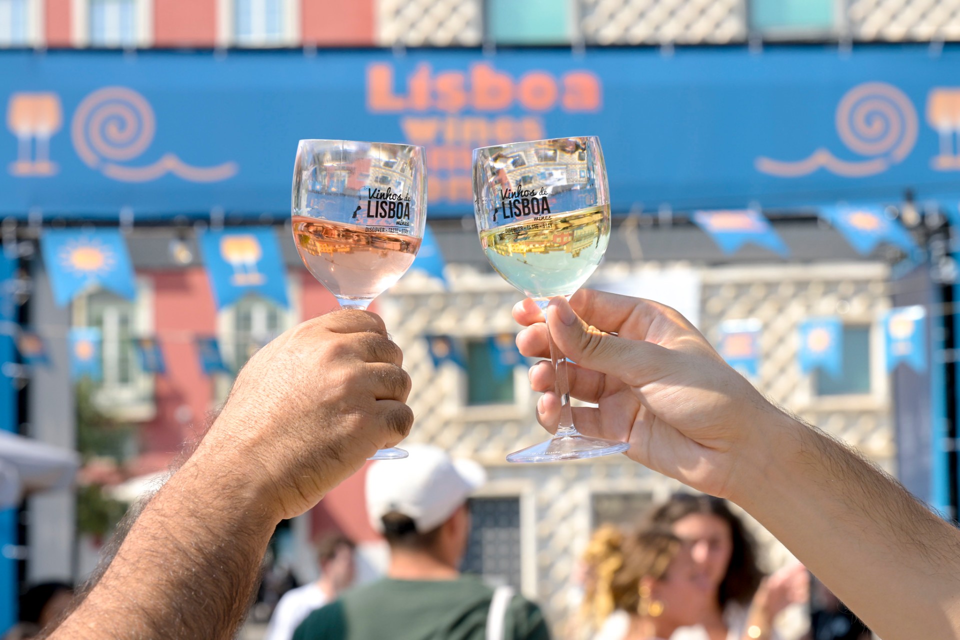 Brinde com copos Vinhos de Lisboa em evento de rua