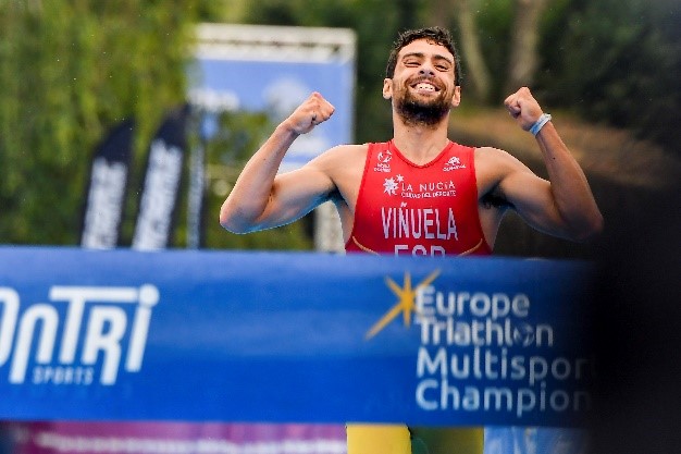 Atleta espanhol Viñuela a celebrar a vitória na meta do Europeu de Triatlo Multisport