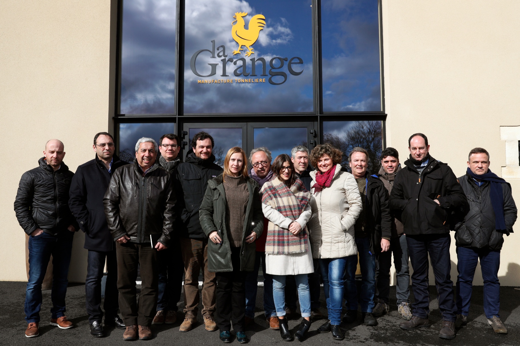 Grupo de jornalistas à entrada da Manufacture La Grange
