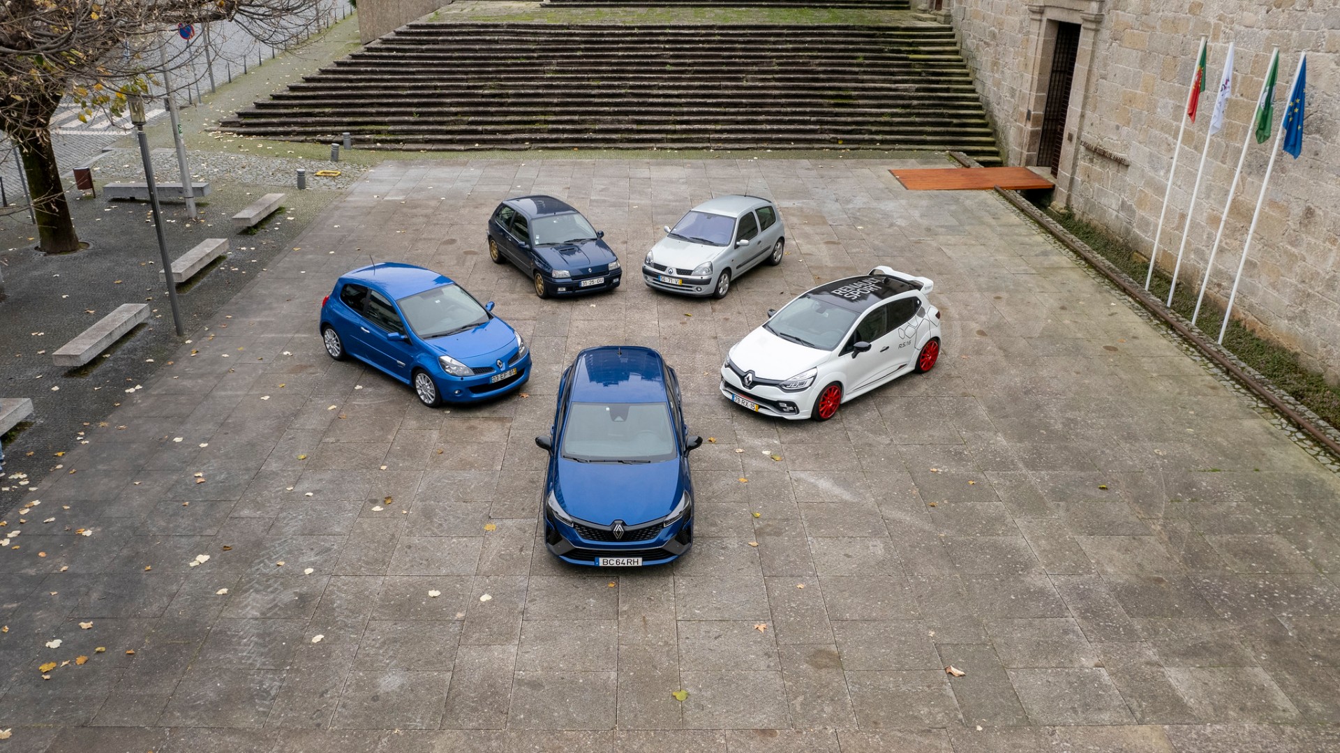 Cinco gerações de Renault Clio reunidas em pátio de pedra