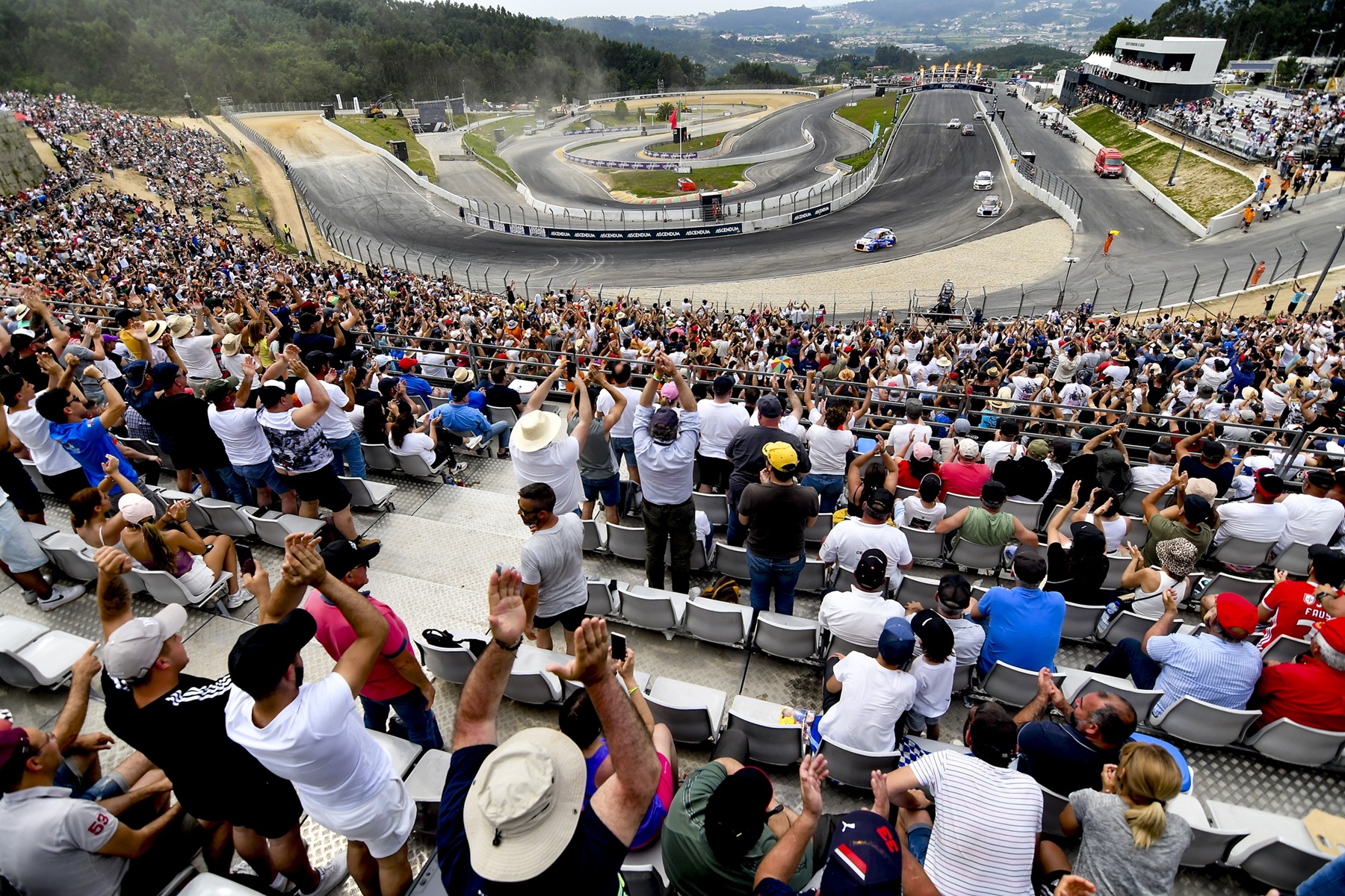 Bancada repleta a aplaudir uma corrida do WRX com vista panorâmica sobre o Eurocircuito de Lousada