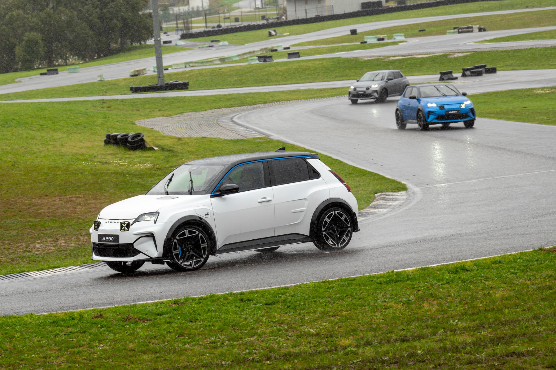 Três Alpine A290 em fila em pista molhada do kartódromo