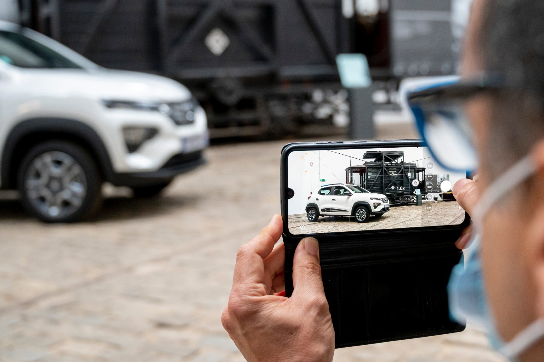 Jornalista a explorar o Dacia Spring através de experiência de realidade aumentada no telemóvel