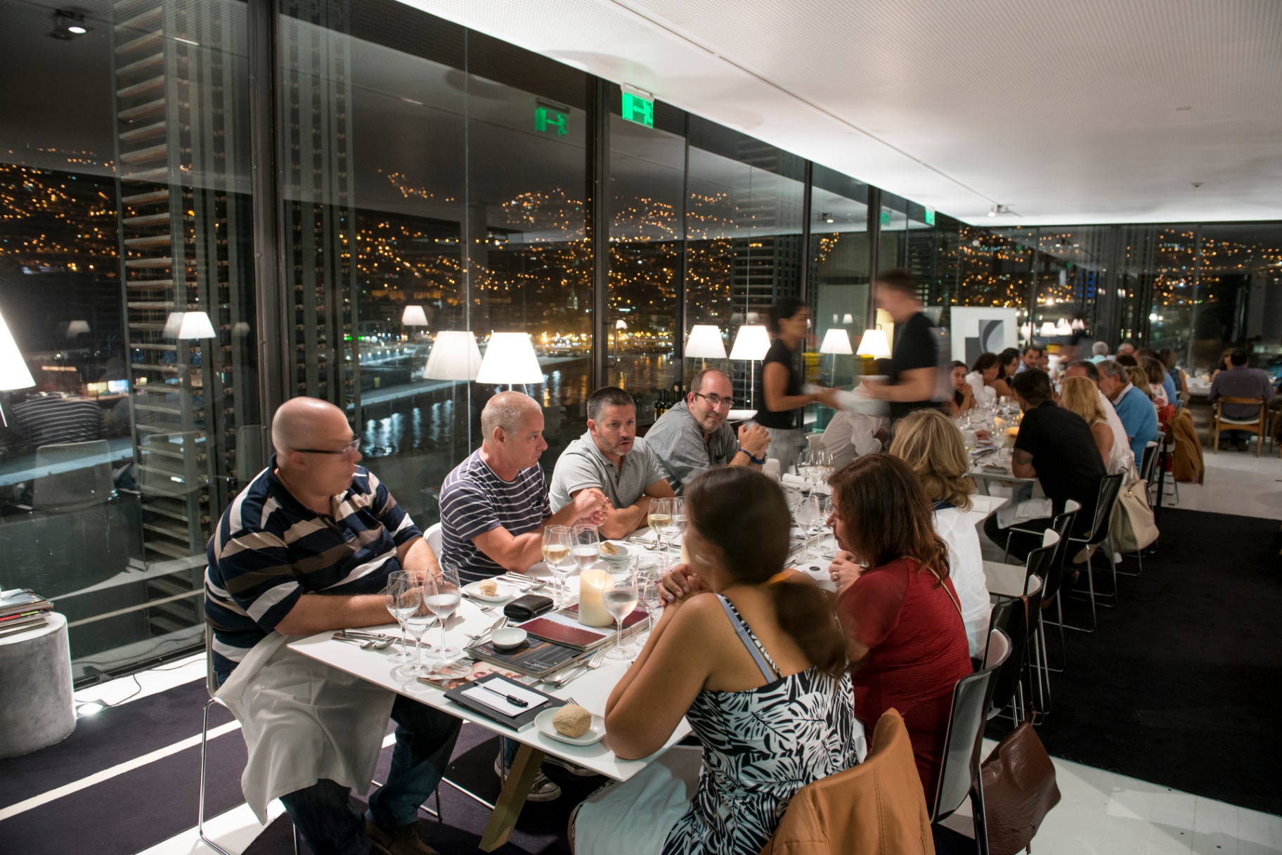 Jantar com jornalistas em sala panorâmica com vista nocturna sobre o Funchal