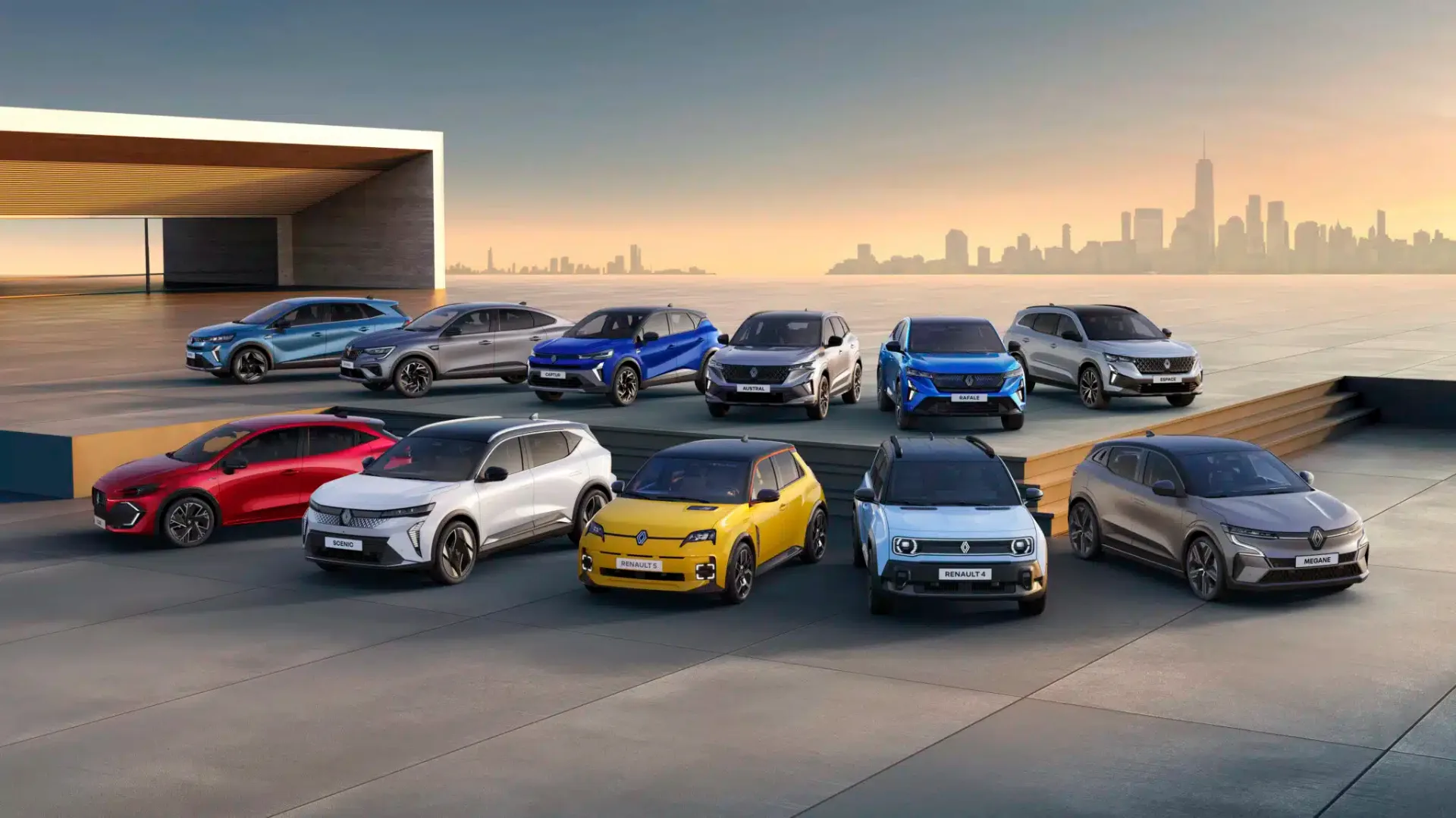 Gama Renault 2026 alinhada em plataforma urbana ao pôr do sol, com Scenic, Captur, Austral, Rafale, Espace, Mégane, Renault 4 e Renault 5
