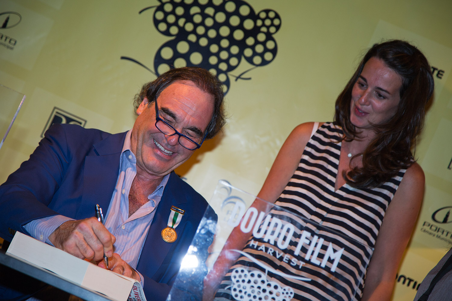 Oliver Stone autografa livro no Douro Film Harvest