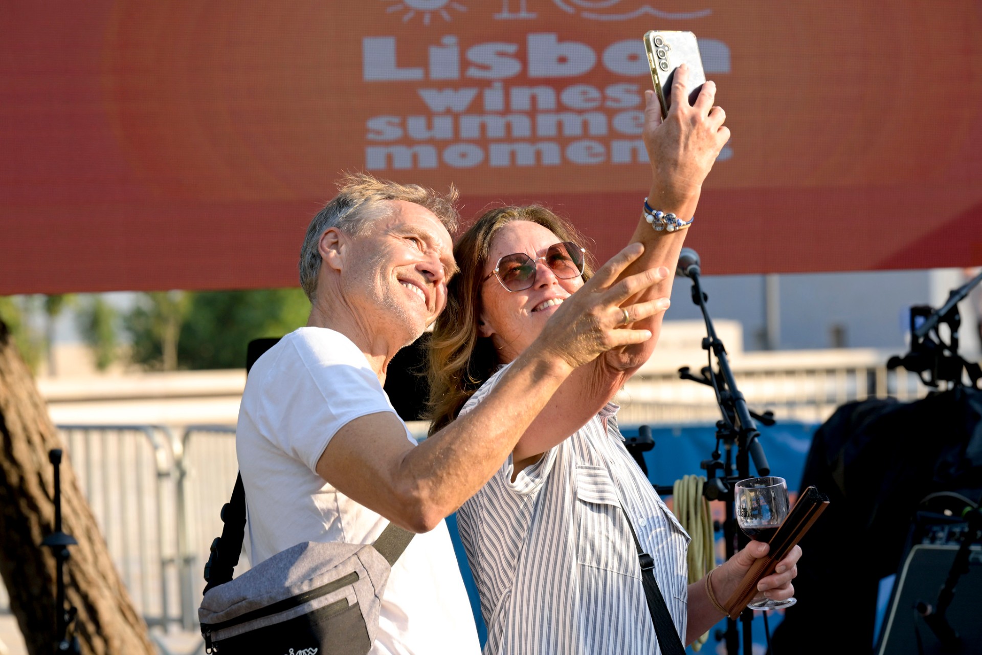 Casal tira selfie no recinto do Lisboa Wines Summer Moments