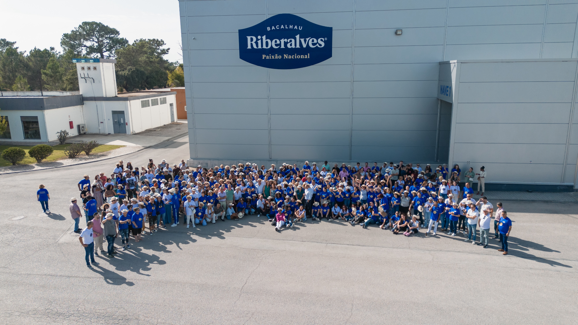 Fotografia aérea da equipa Riberalves junto à fábrica