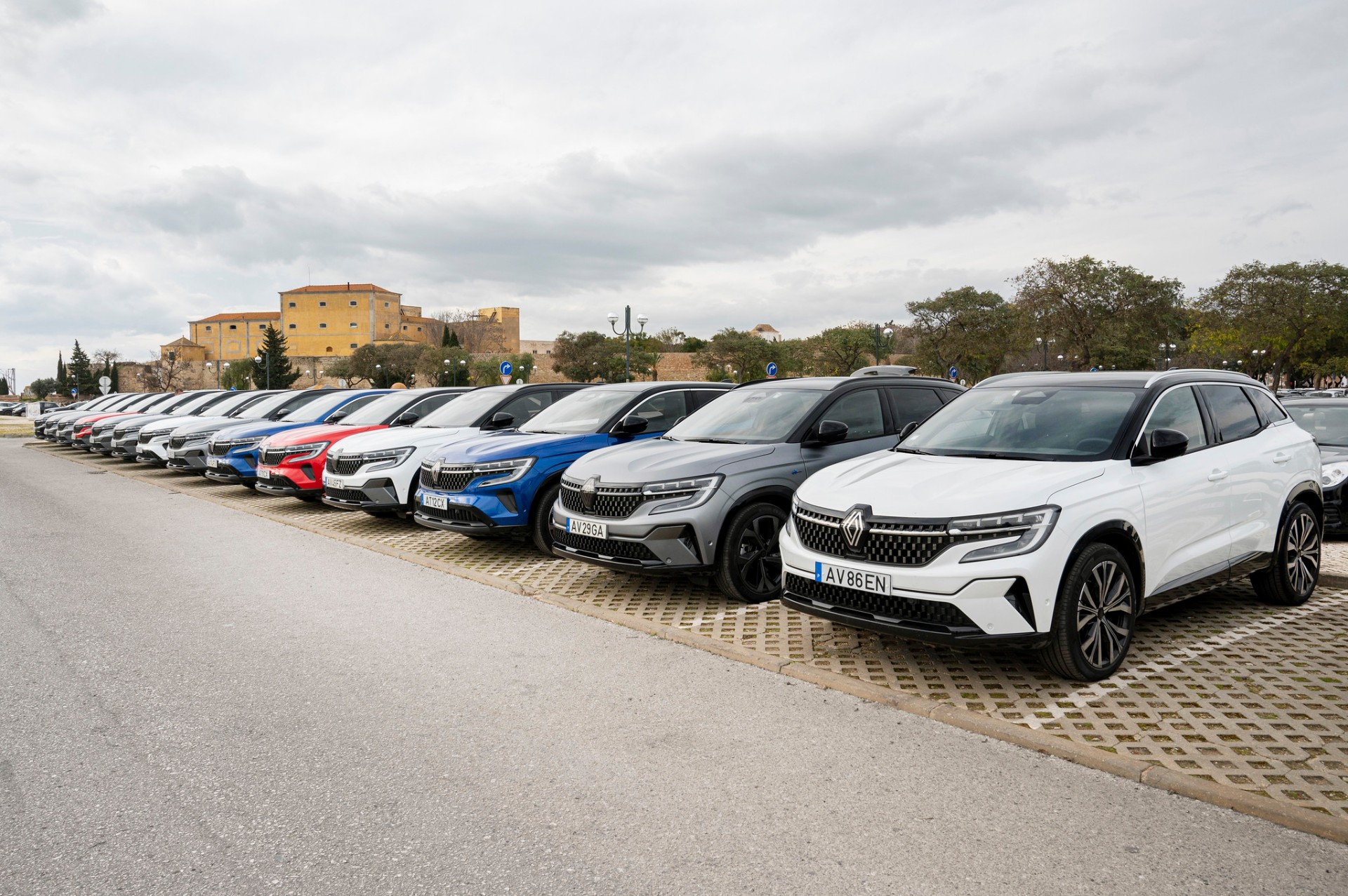 Frota de Renault Austral alinhada em parque no Algarve