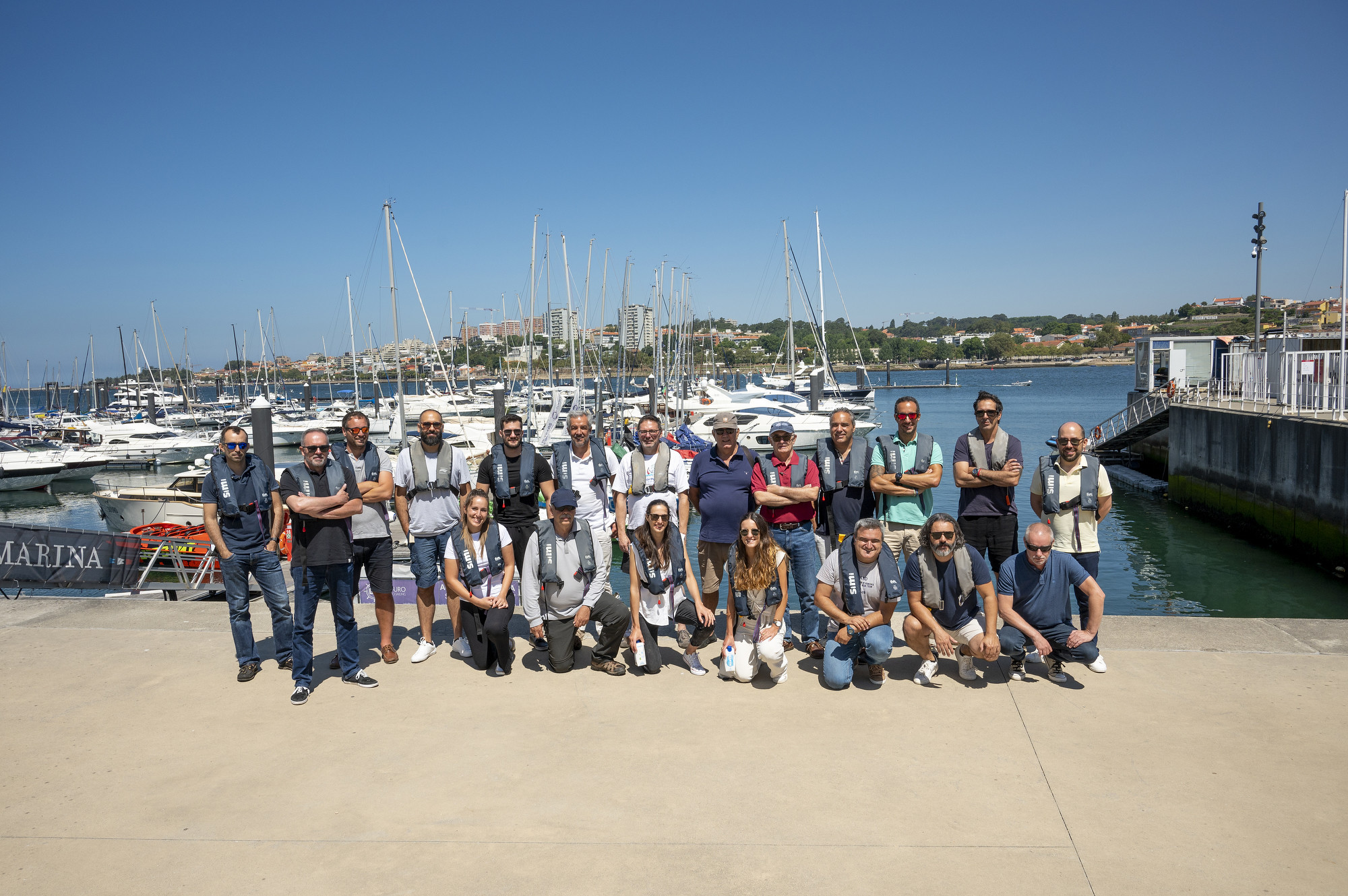Foto de grupo com jornalistas e equipa na Marina do Douro com coletes salva-vidas