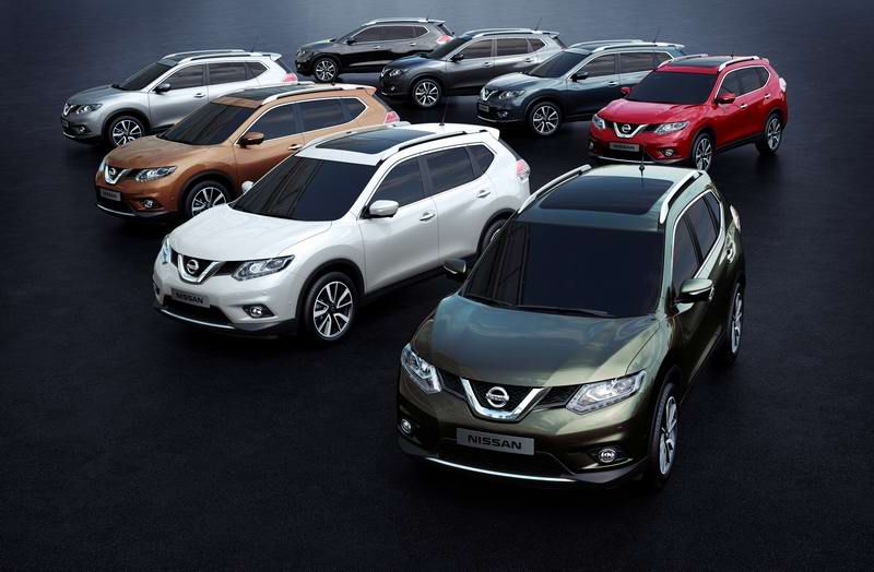 Gama Nissan SUV alinhada em estúdio escuro, com Qashqai e X-Trail em destaque