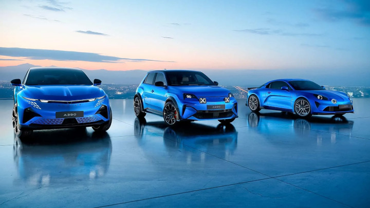 Gama Alpine em azul Alpine sobre superfície reflectora ao crepúsculo: A390, A290 e A110