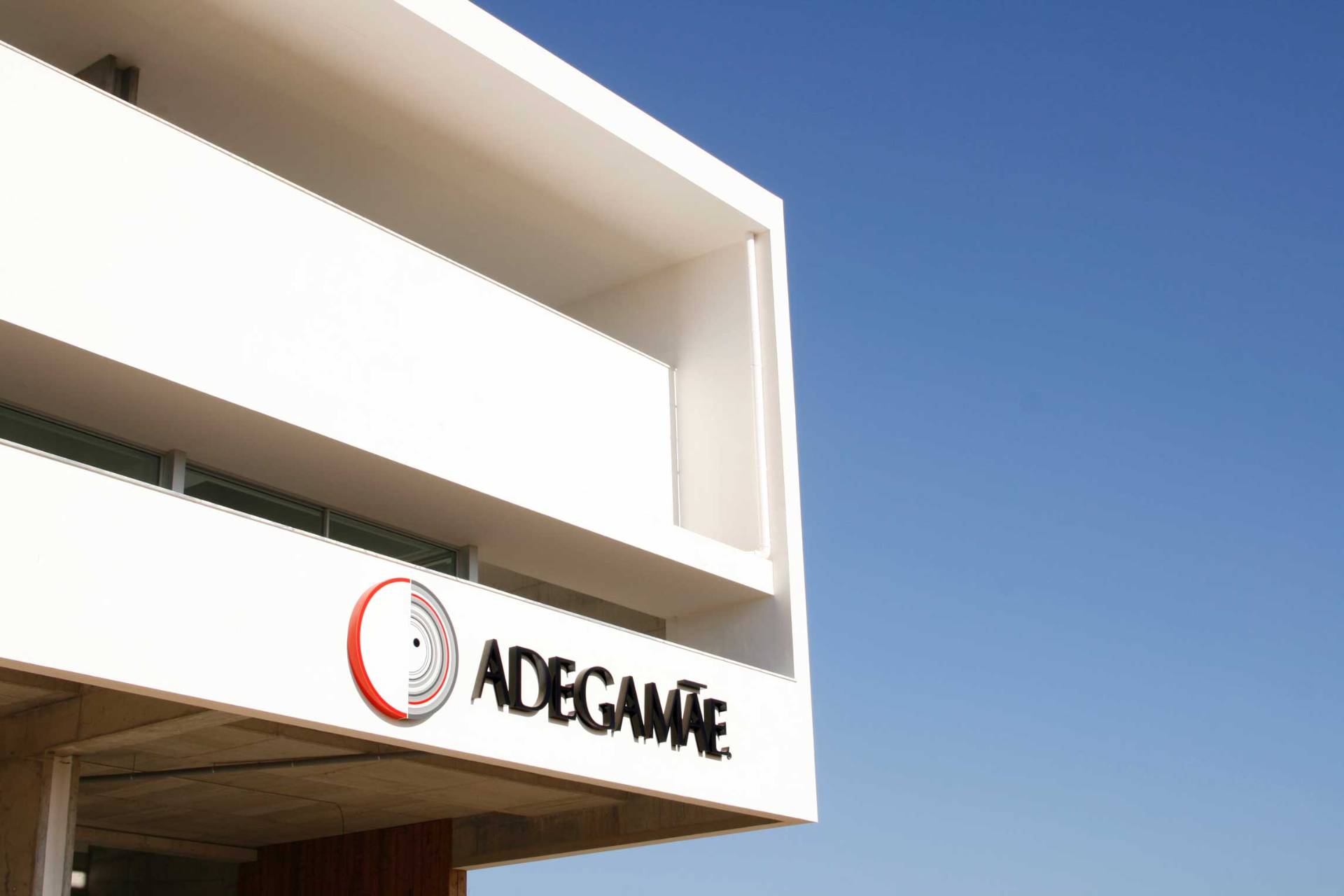 Fachada da AdegaMãe com logótipo em destaque