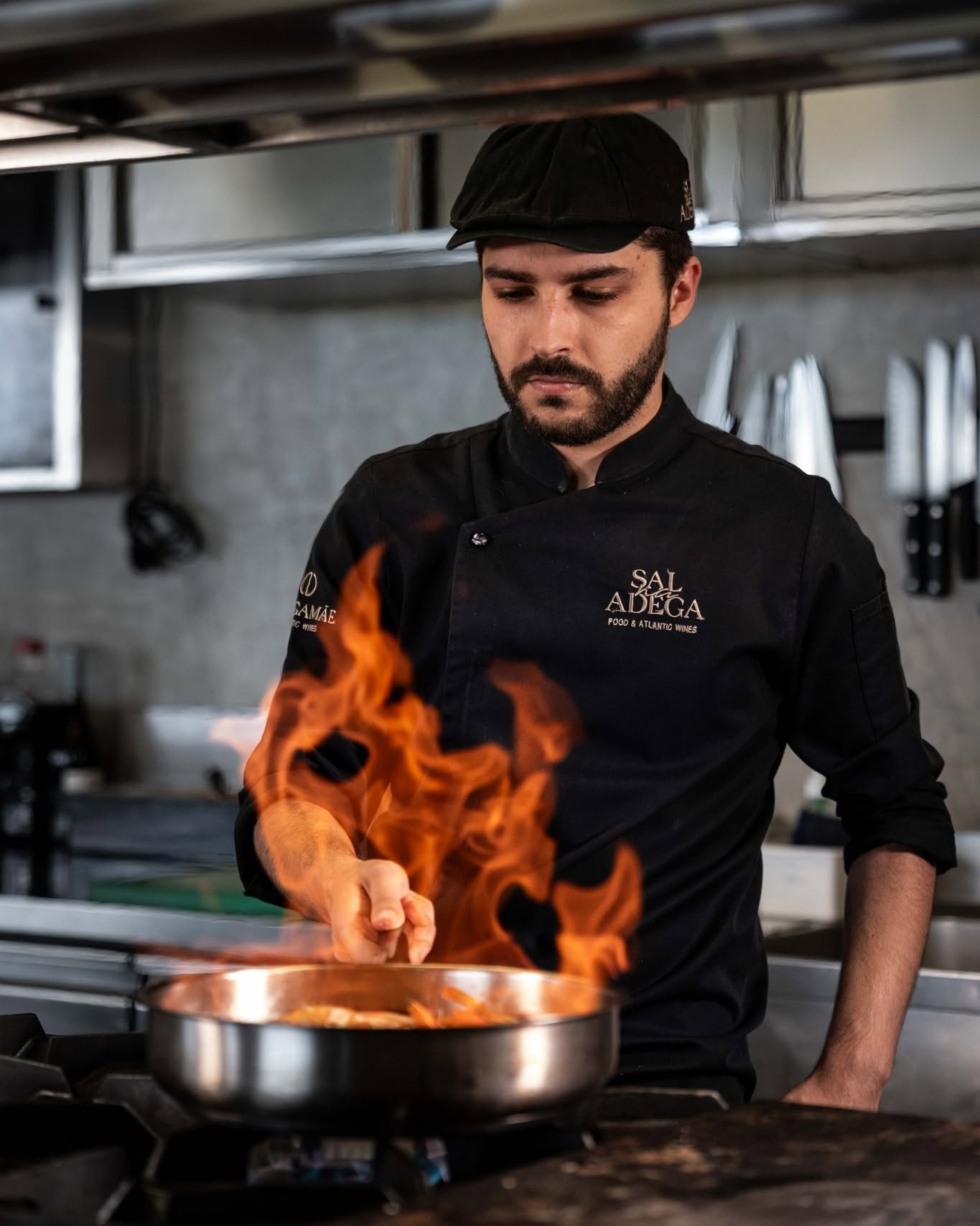 Chef do Sal na Adega a flamejar pratos numa frigideira em cozinha profissional