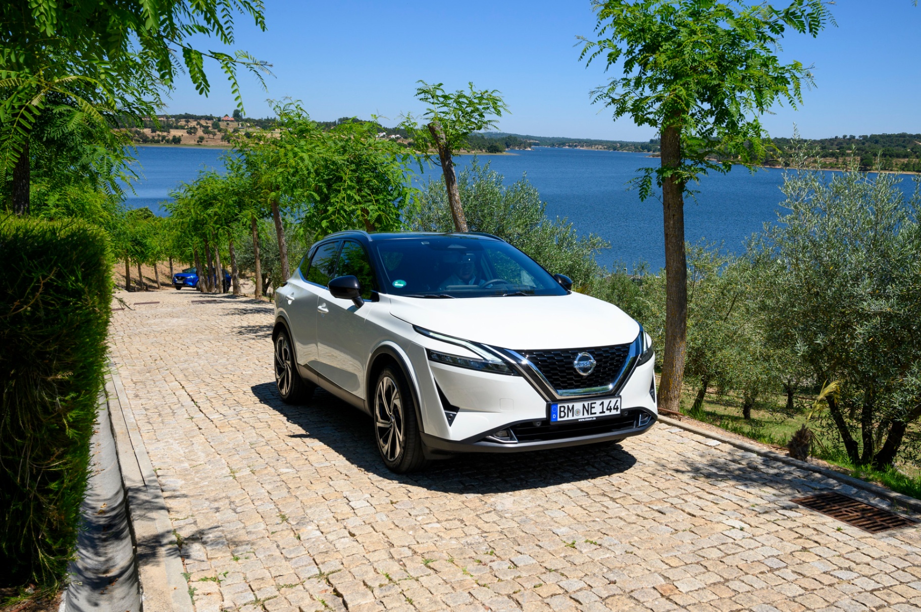 Nissan Qashqai branco junto à albufeira do Alqueva