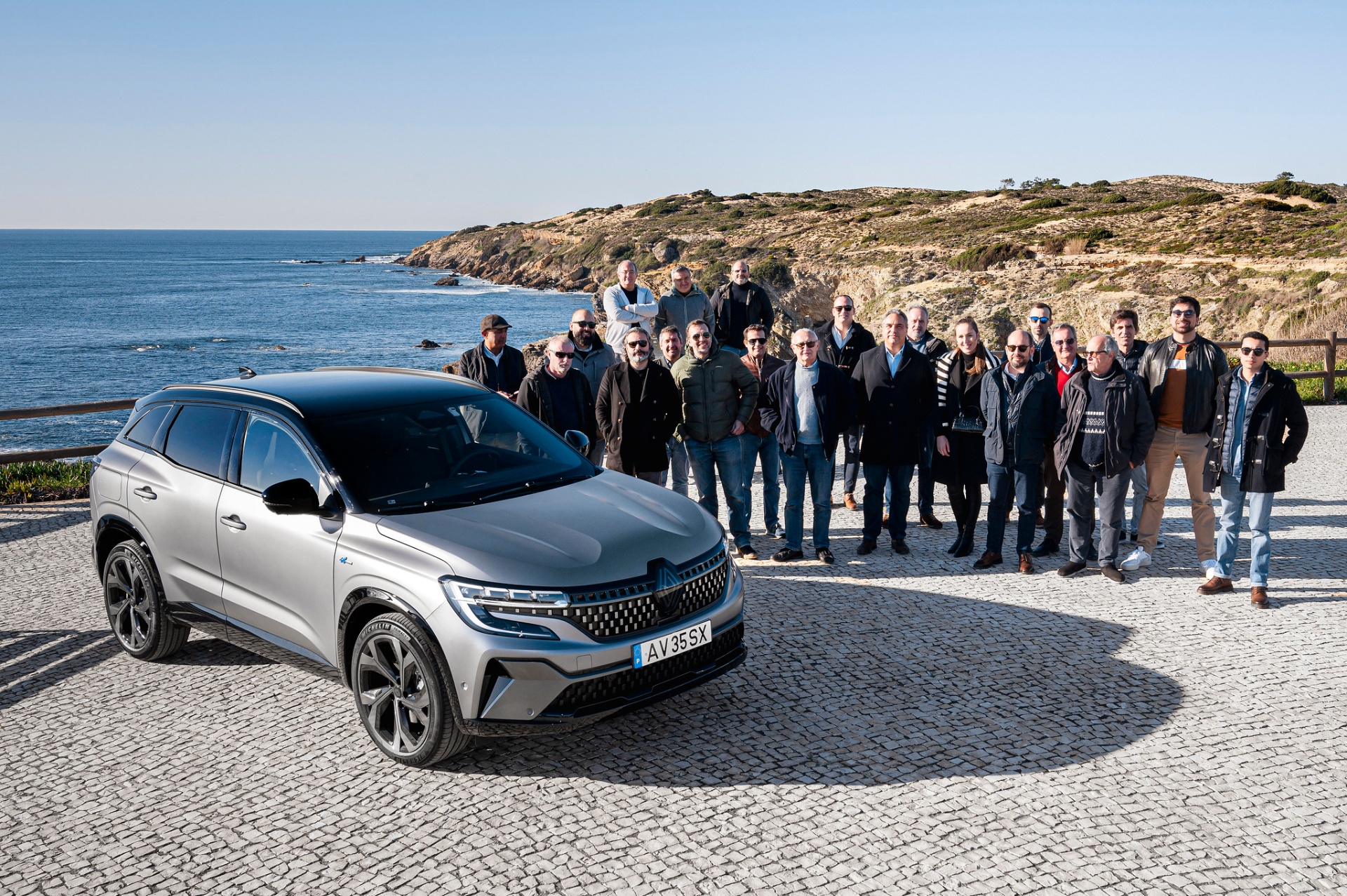 Foto de grupo dos jornalistas com Renault Austral na costa atlântica algarvia