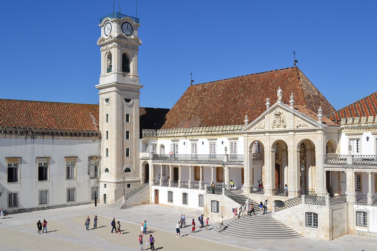 Pátio da Universidade de Coimbra com a torre e a Via Latina