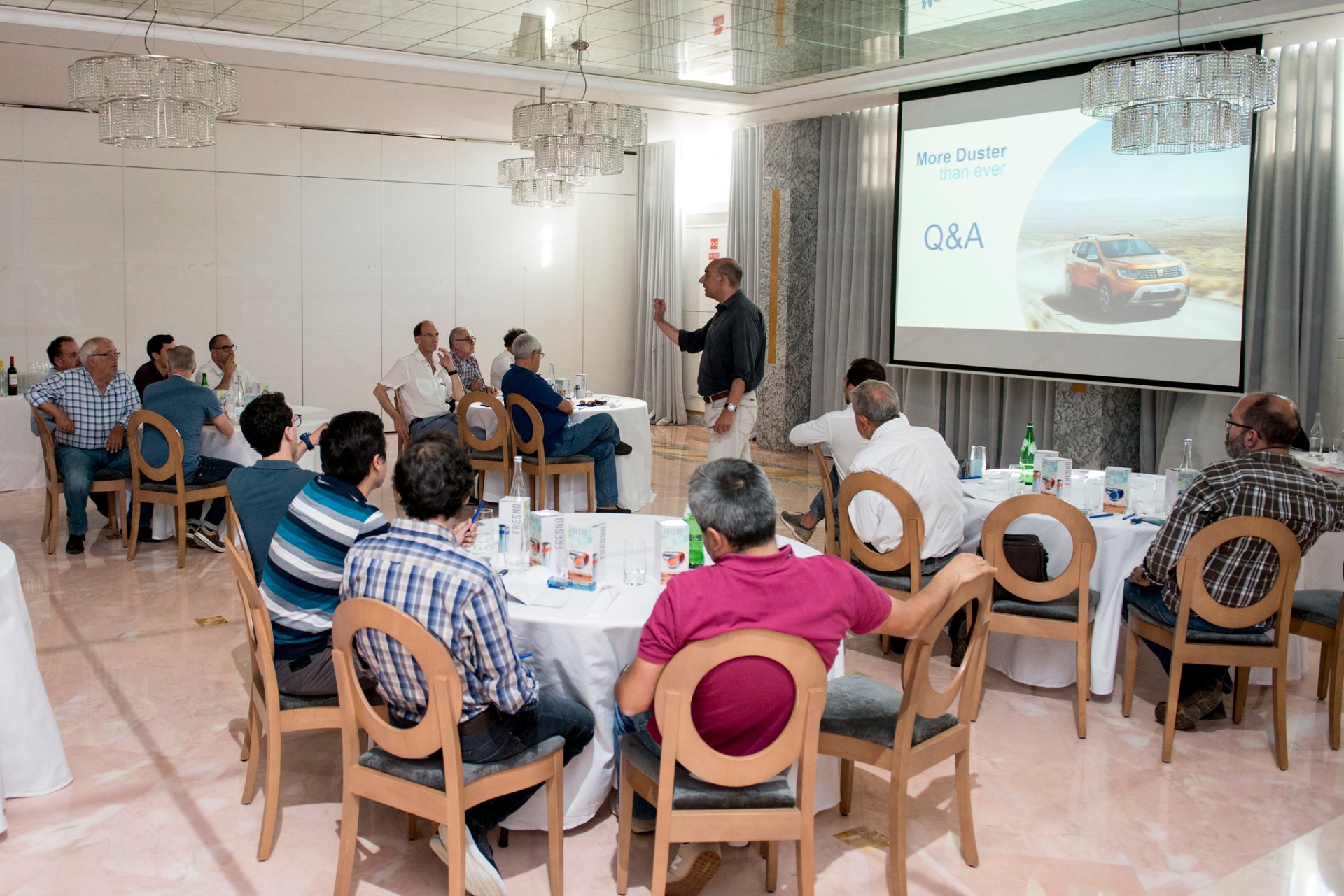 Sessão Q&A com jornalistas e equipa Dacia em sala de apresentação