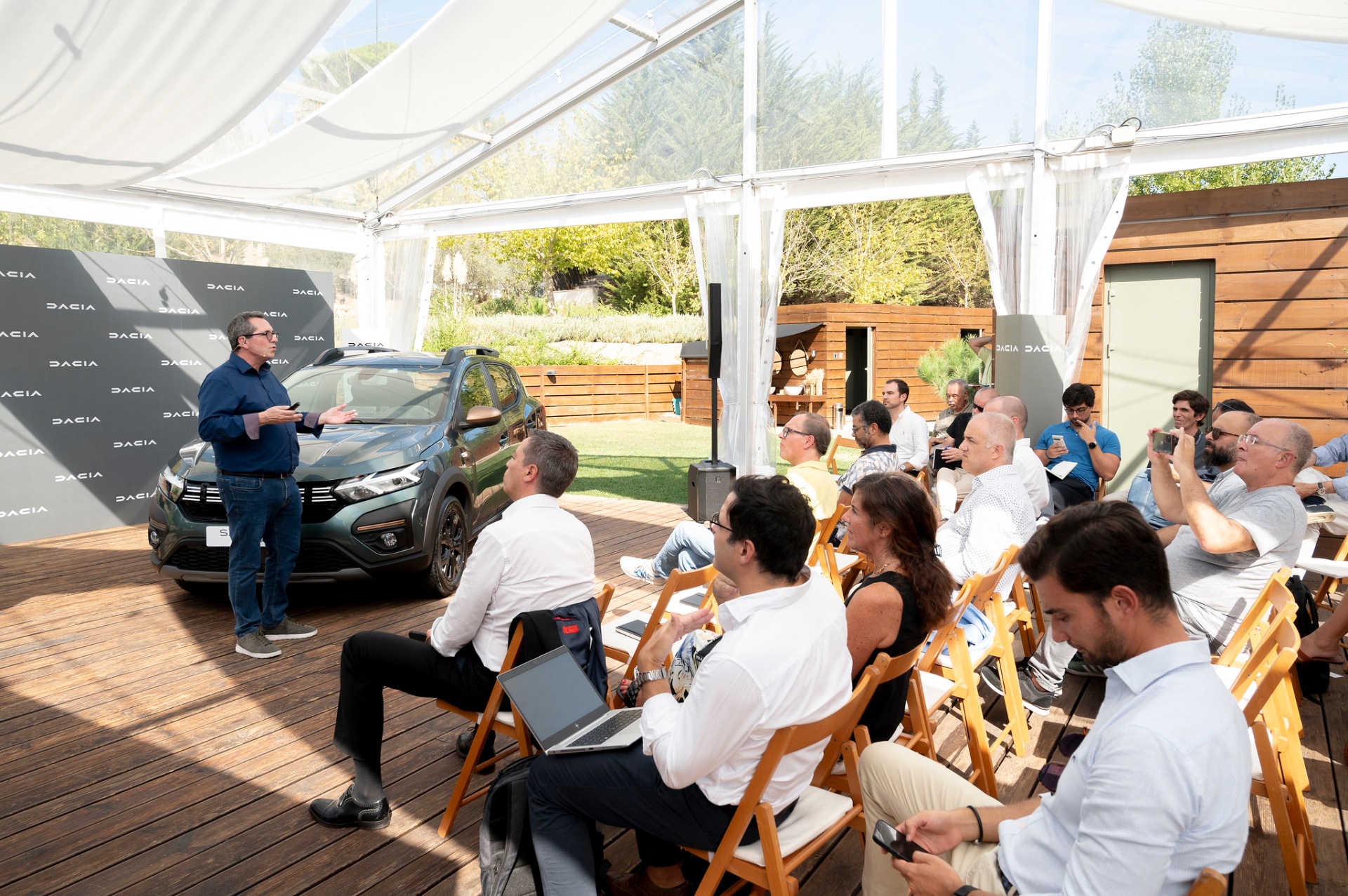 Especialista apresenta o Dacia Sandero GPL a jornalistas sob tenda transparente