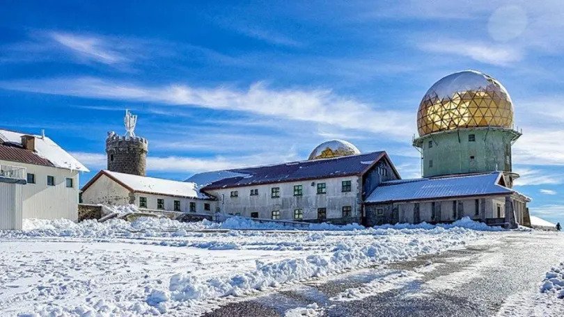 Torre da Serra da Estrela coberta de neve