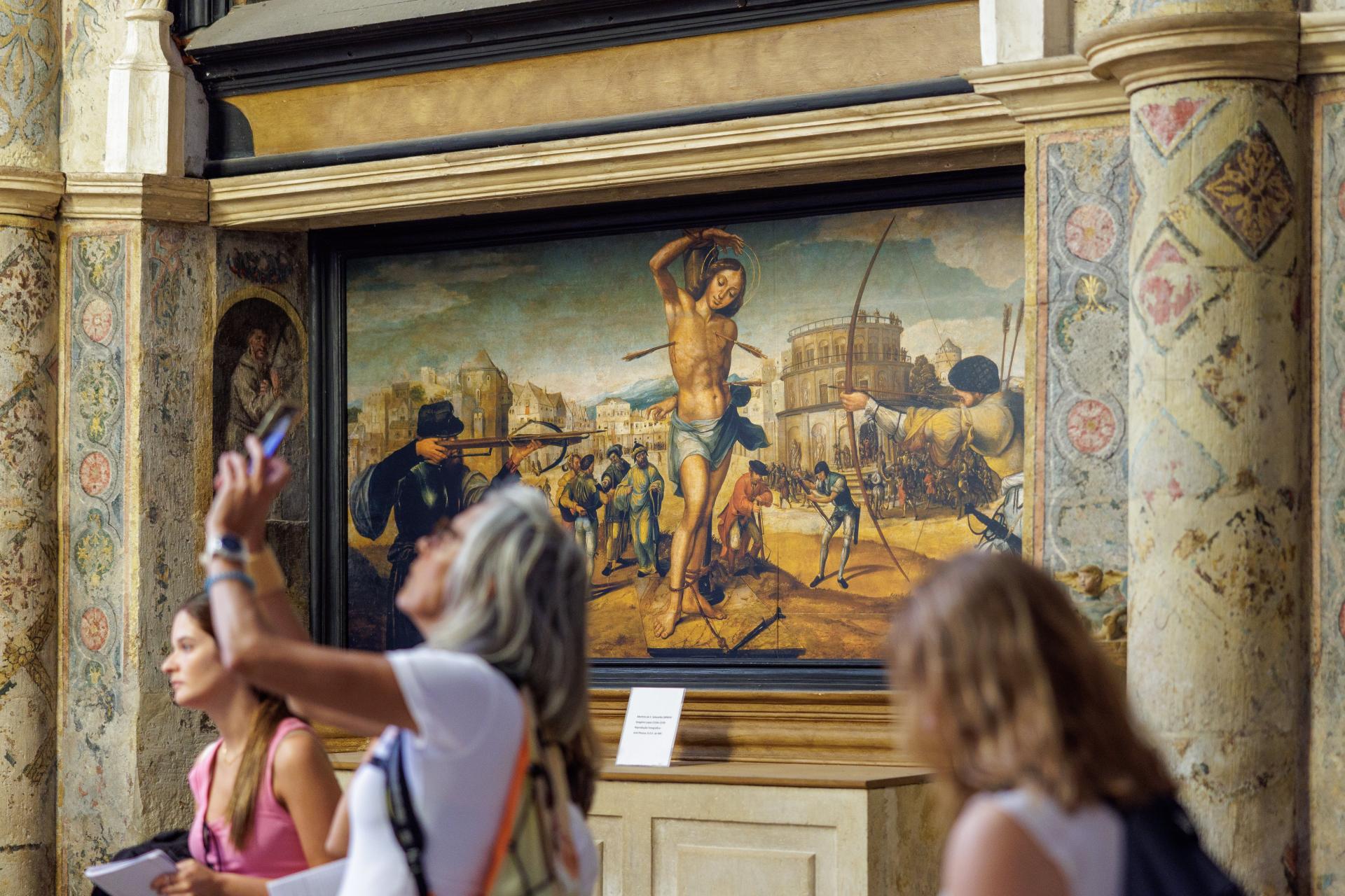 Visitantes a fotografar pintura quinhentista em Tomar