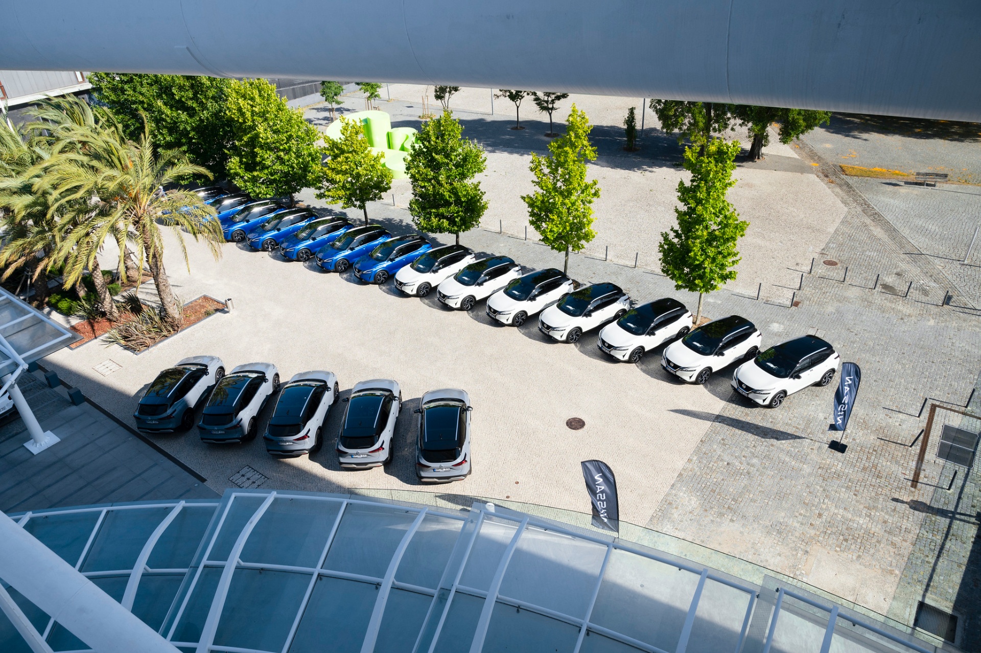 Vista aérea da frota Qashqai estacionada