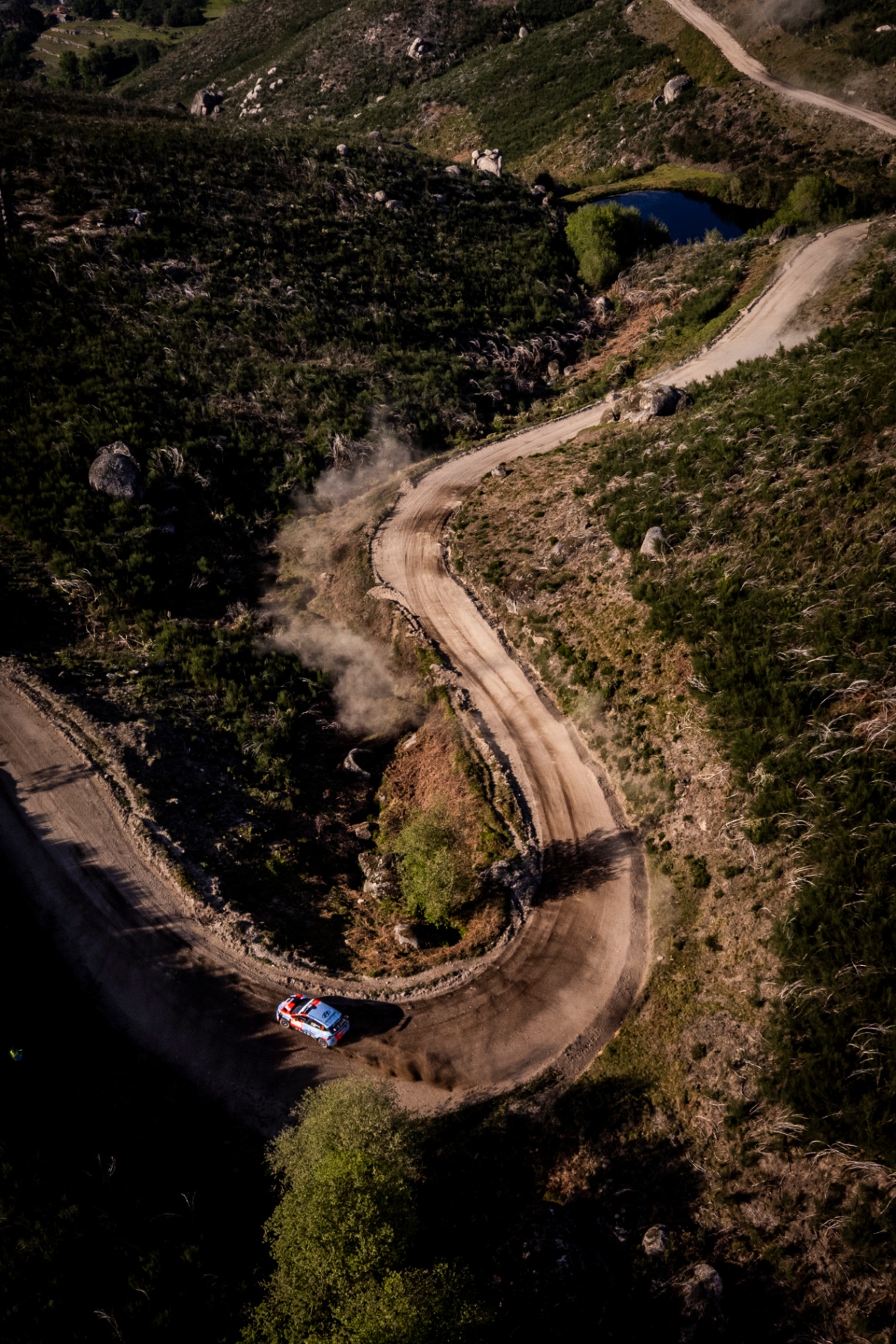 Vista aérea de Hyundai i20 a entrar numa curva apertada deixando rasto de poeira