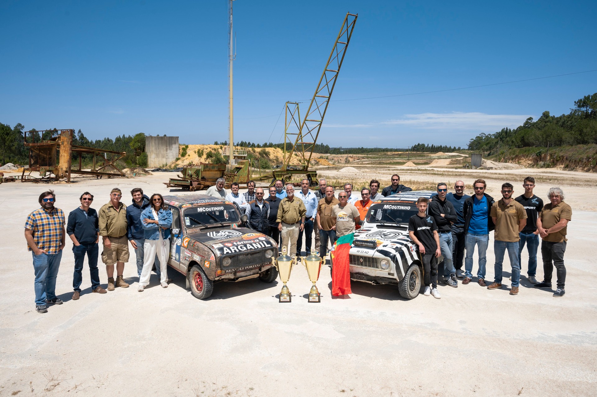 Apresentação do regresso das duas Renault 4L em Portugal com a equipa, troféus e bandeira nacional