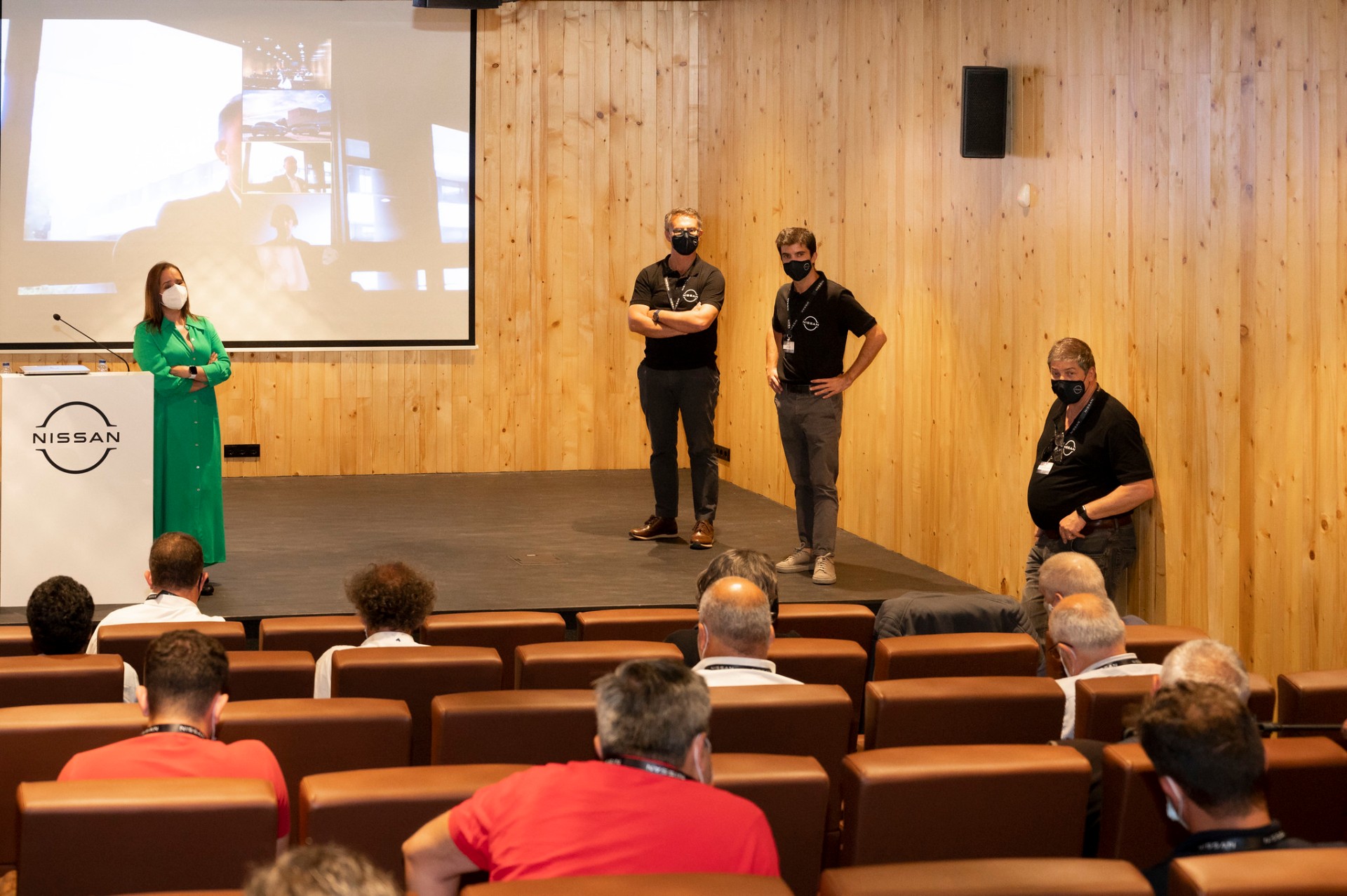 Sessão de apresentação no auditório com equipa Nissan no palco