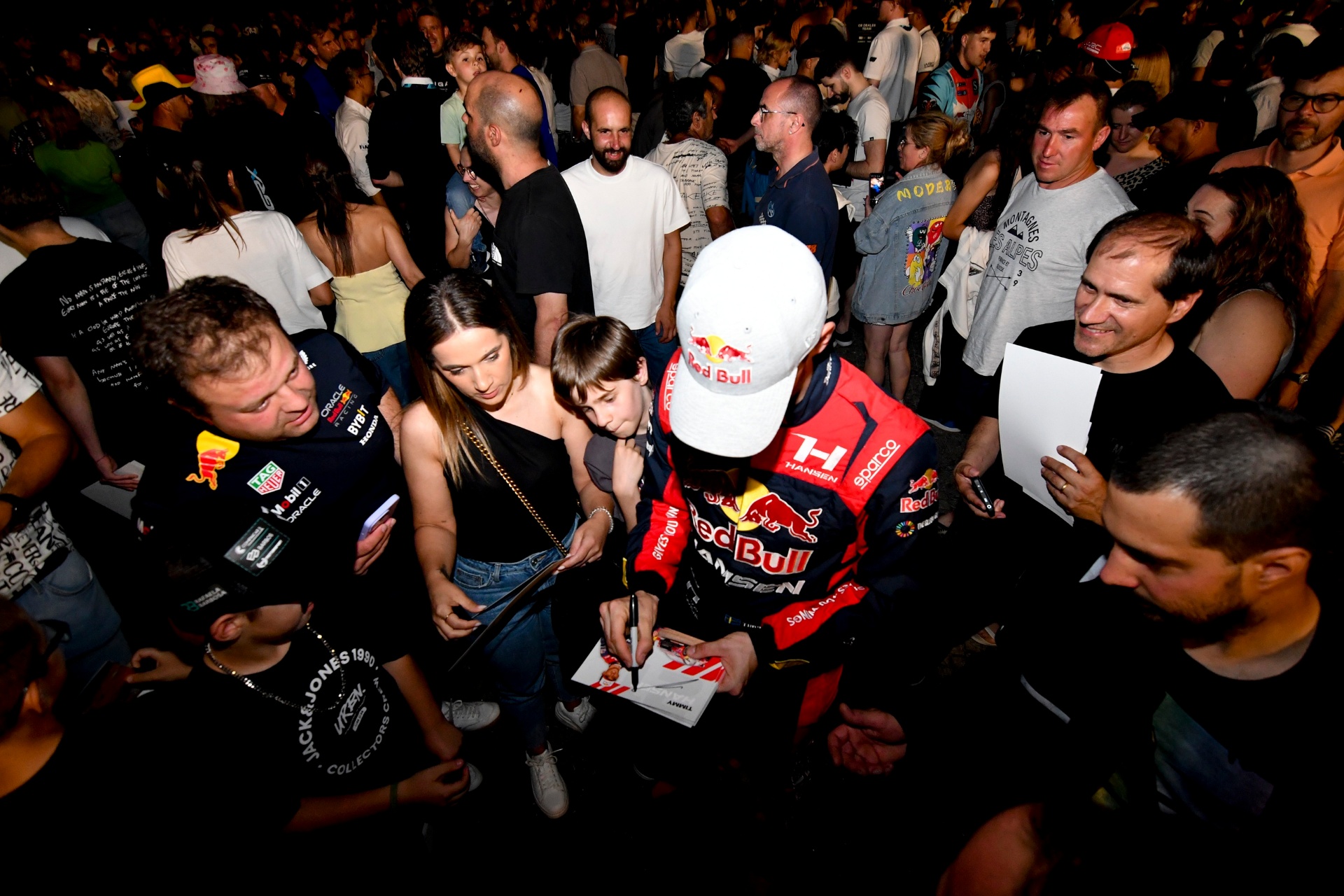 Timmy Hansen a dar autógrafos a fãs num evento noturno rodeado de público