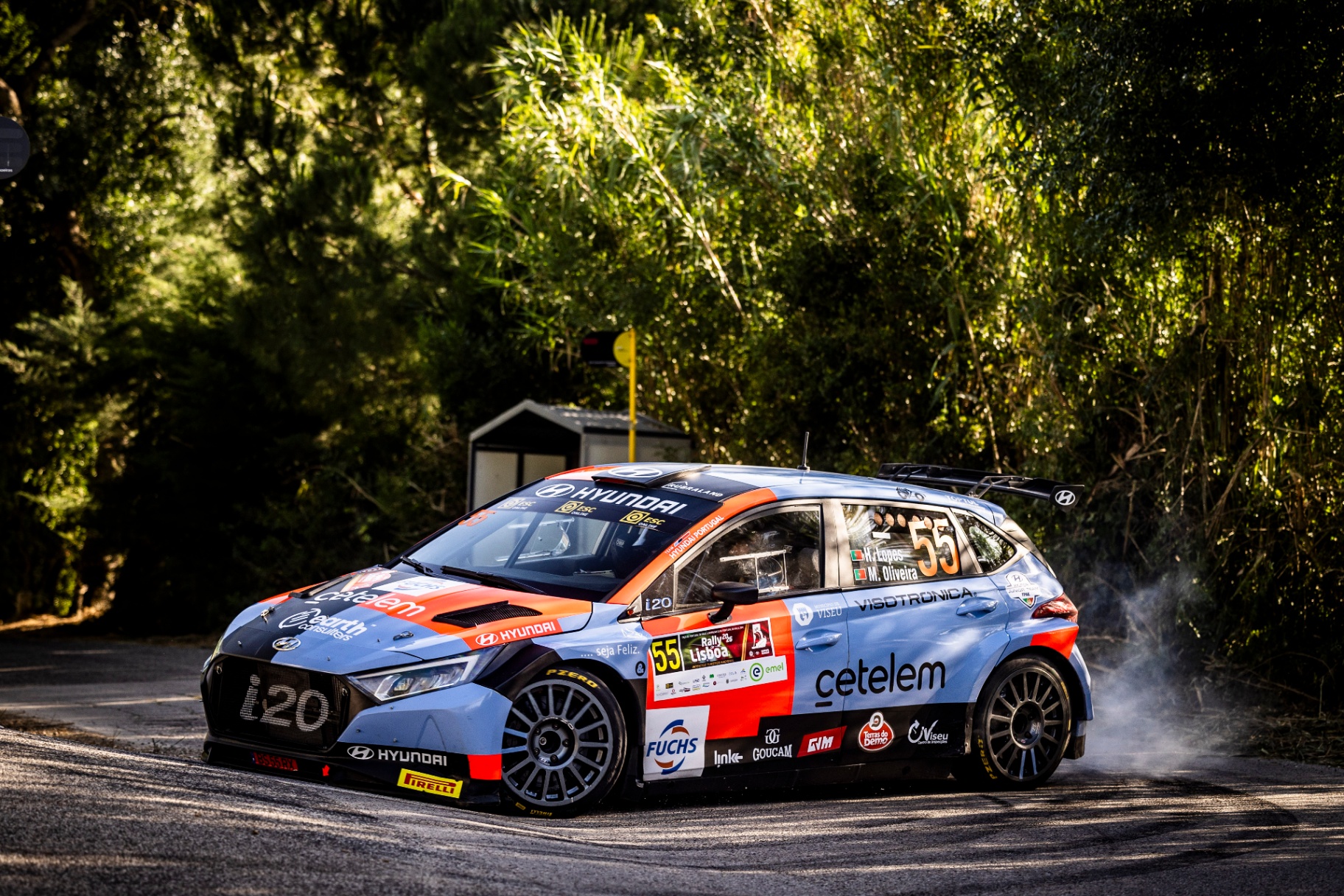 Hyundai i20 nº 55 de Hugo Lopes em derrapagem no Rally de Lisboa