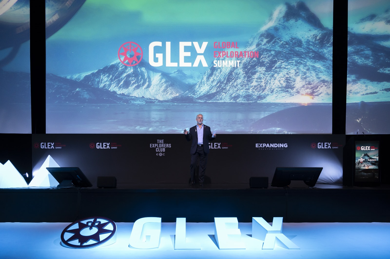 Palco da GLEX Summit com letras tridimensionais ‘GLEX’ em primeiro plano e paisagem polar projectada